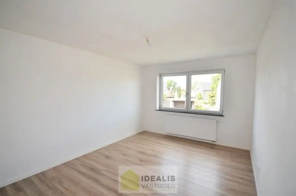 GELIEVE ENKEL AAN TE MELDEN VIA MAIL!! RUIME NIEUWBOUW GEZINSWONING OP WANDELAFSTAND VAN CENTRUM! – Afgewerkte en ruime woning perfect gelegen op wandelafstand van het centrum van Peer alsook vlakbij uitgebreide sportfaciliteiten!! De woning is zeer fijn ingedeeld, met een inkomhal en wc, riante woonkamer, open keuken met naastgelegen berging op de gelijkvloerse verdieping, overloop, 3 slaapkamers en een ruime badkamer op de eerste verdieping en een zolder te bereiken via vast trap op de 2e verdieping!! Tevens beschikt de woning over een private voortuin/parking en is er een leuk tuintje met tuinberging aan de achterzijde. De achterzijde van het perceel is tevens toegankelijk via een pad. Deze nieuwbouwwoning werd zeer goed geïsoleerd opgeleverd, heeft slechts een E-peil van 38 en is voorzien van ventilatie type D!! Zeer geschikt voor kandidaten op zoek naar een correct geprijsde nieuwbouwwoning!! Beschikbaar vanaf 1 december 2026. foto 21