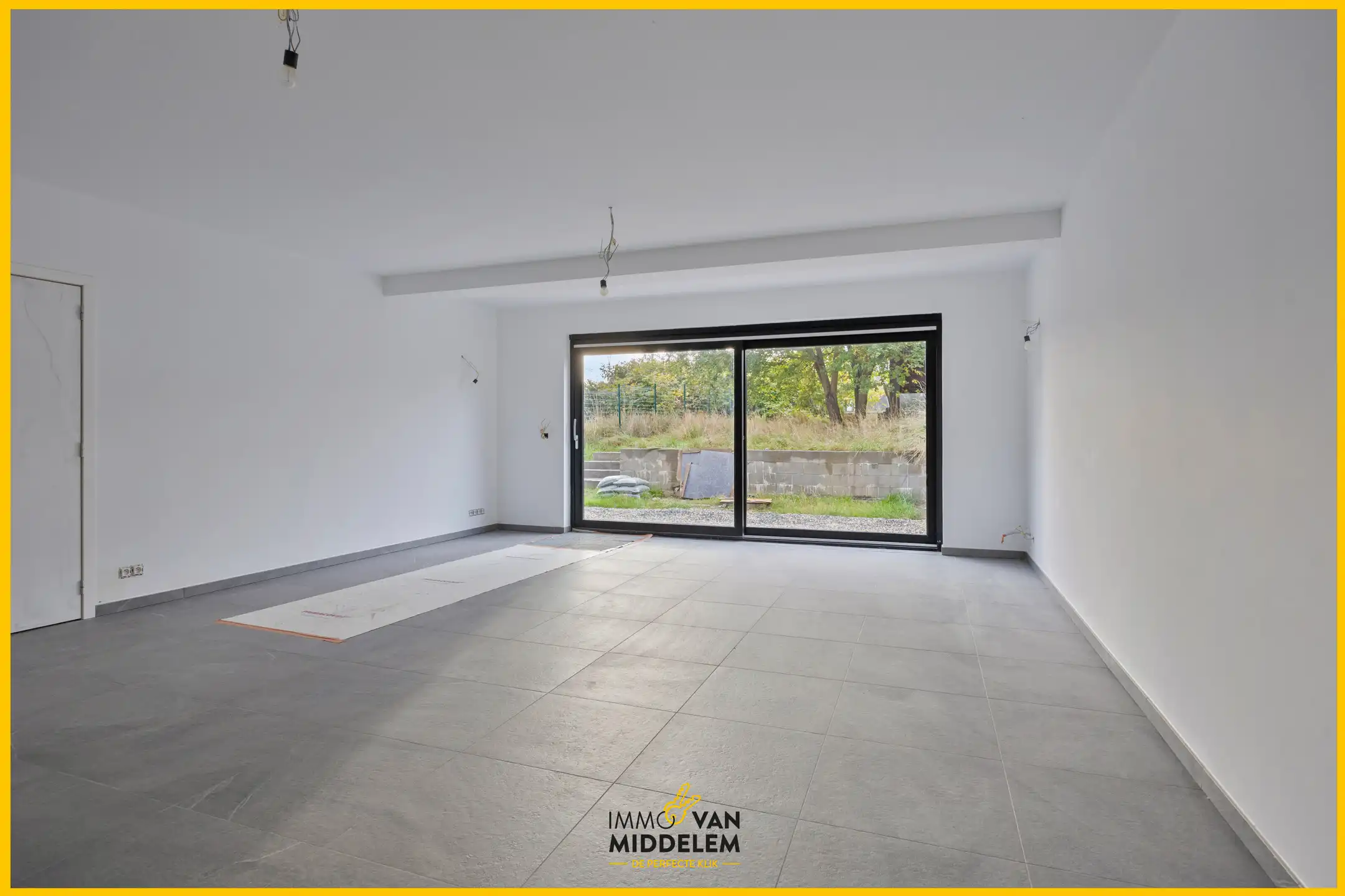 INSTAPKLARE NIEUWBOUWWONING MET 4 KAMERS, GARAGE EN TUIN foto 2