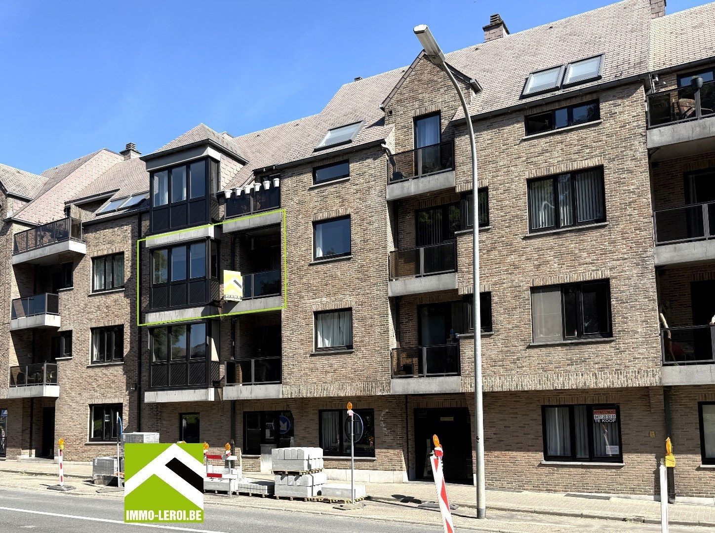 INVESTERINGSPAND: Ruim appartement met garage en zicht op de middeleeuwse Wallen te Tongeren foto {{pictureIndex}}