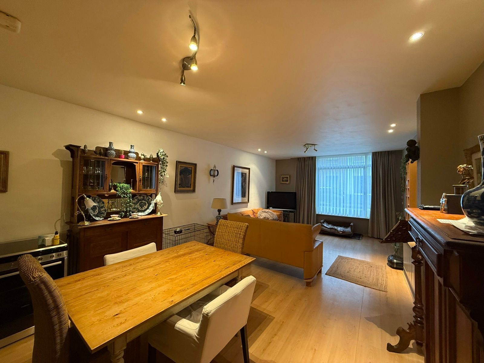 Gelijkvloers  éénslaapkamerappartement met koertje in de directe nabijheid van winkels, scholen en op wandelafstand van het station.  foto 4