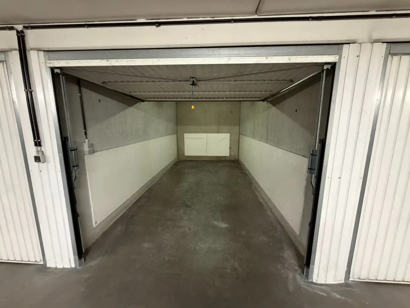 Ruime gesloten garagebox foto 5