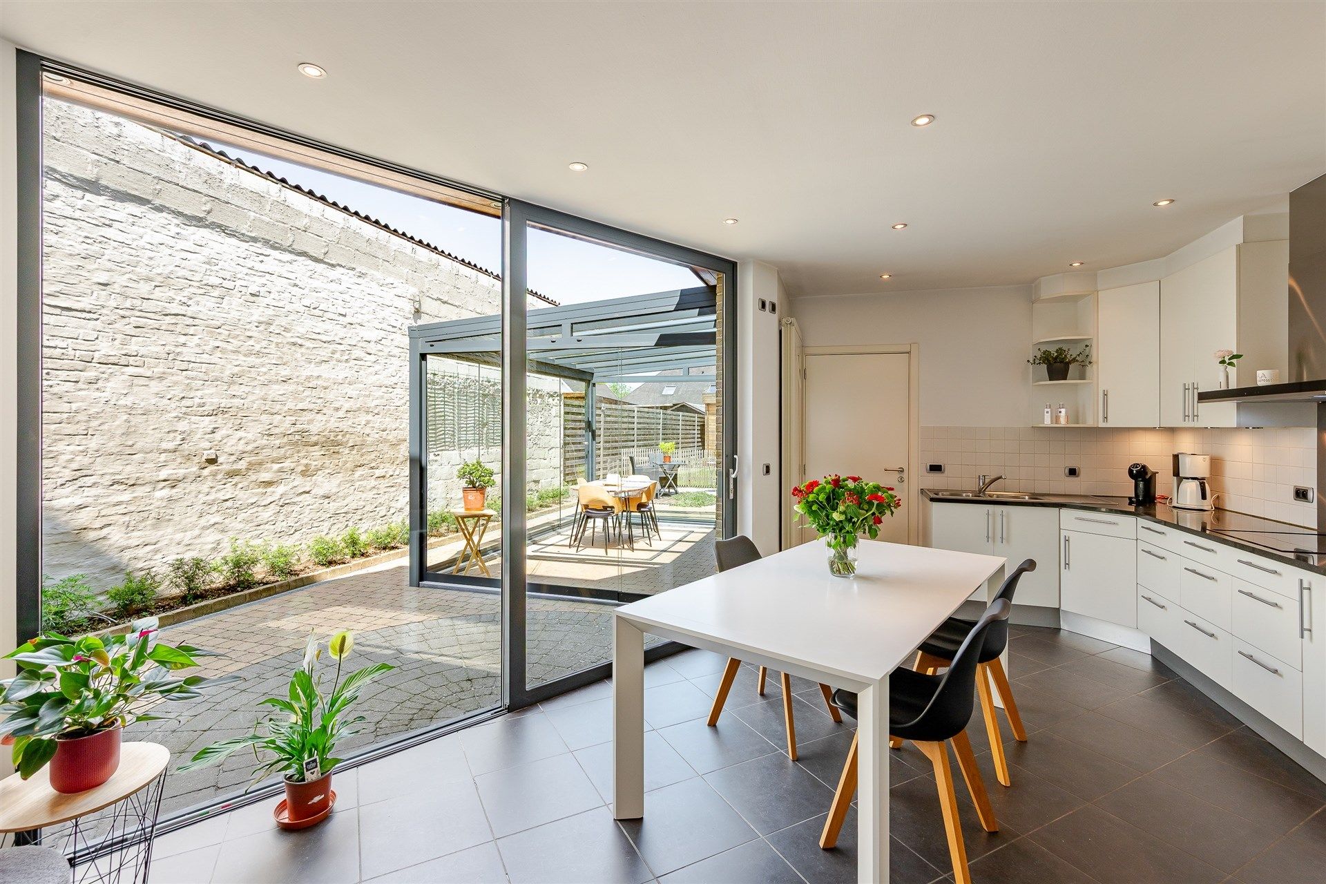 Uitstekend gerenoveerde woning met tuin en parkeerplaats foto 7