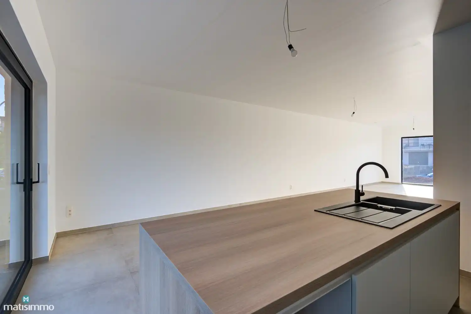 VOLLEDIG AFGEWERKTE EN GESCHILDERDE NIEUWBOUWWONING (EPB E10) MET 3 SLAAPKAMERS, OVERDEKT TERRAS, 2 GARAGES, KELDER EN AANGELEGDE TUIN IN WERM foto 9