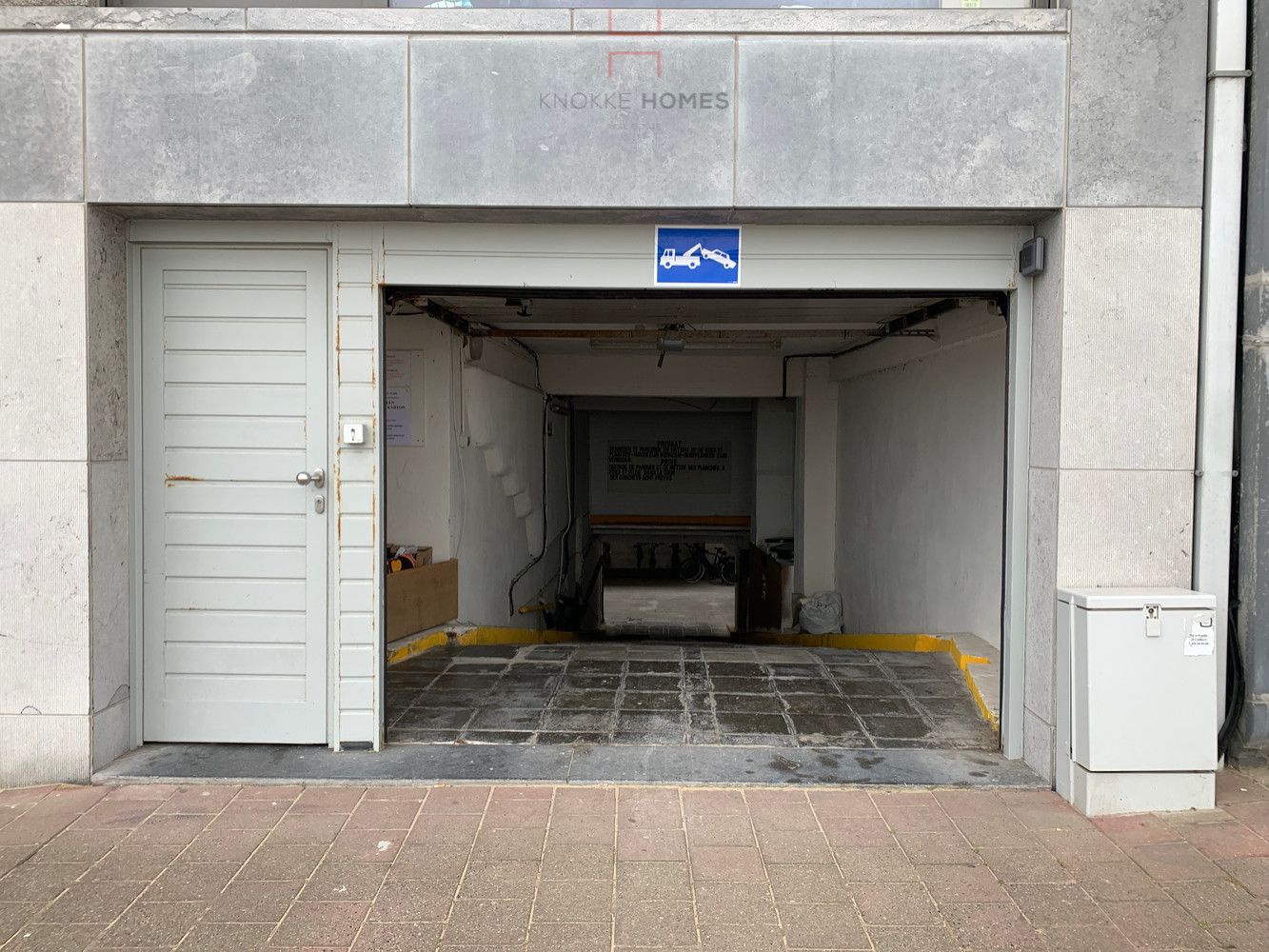 Gesloten garagebox gelegen op de zeedijk van Duinbergen. foto 2