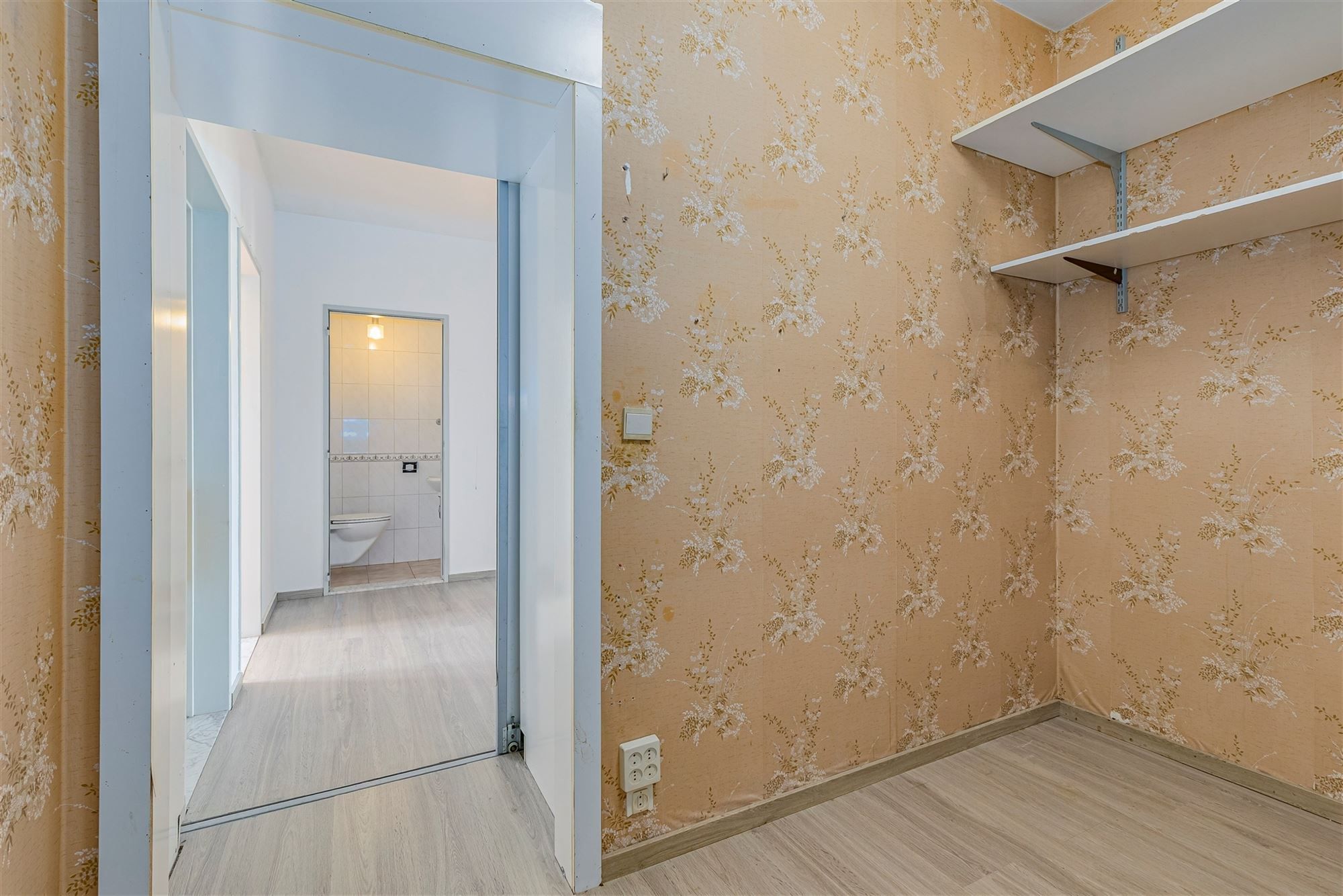 Ruim op te frissen 2 slk appartement met terras foto 10