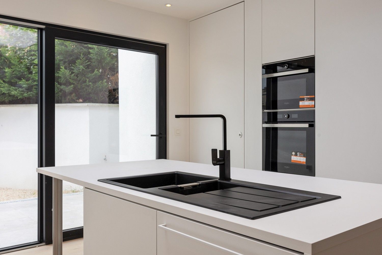 IN OPTIE!!! Kwalitatief in 2025 gerenoveerde eengezinswoning (±160m²) met 4 slaapkamers en een prachtige stadstuin - Zeer lage EPC-score! foto 3
