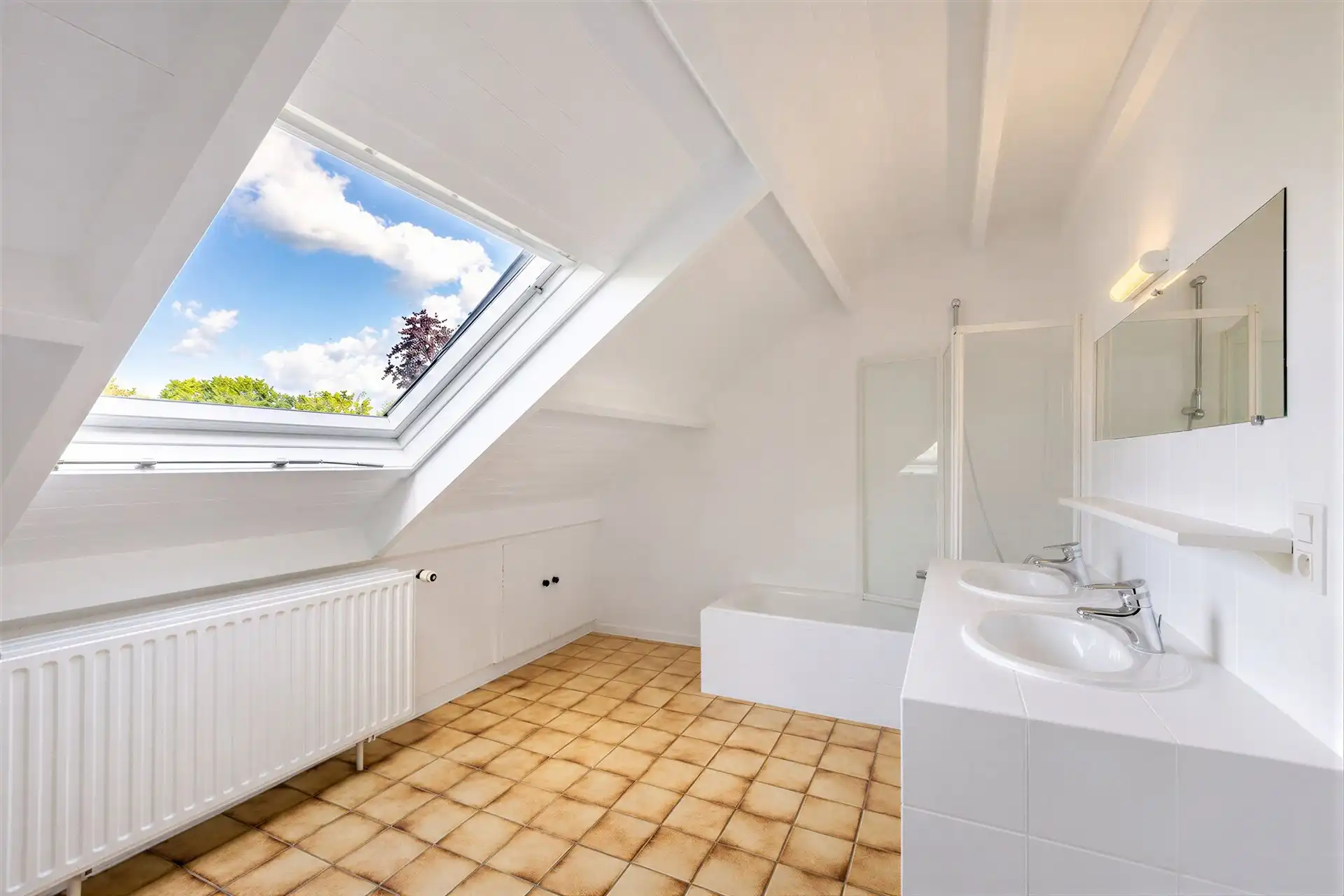 Riante woning met 4 slaapkamers , tuin en praktijk foto 43