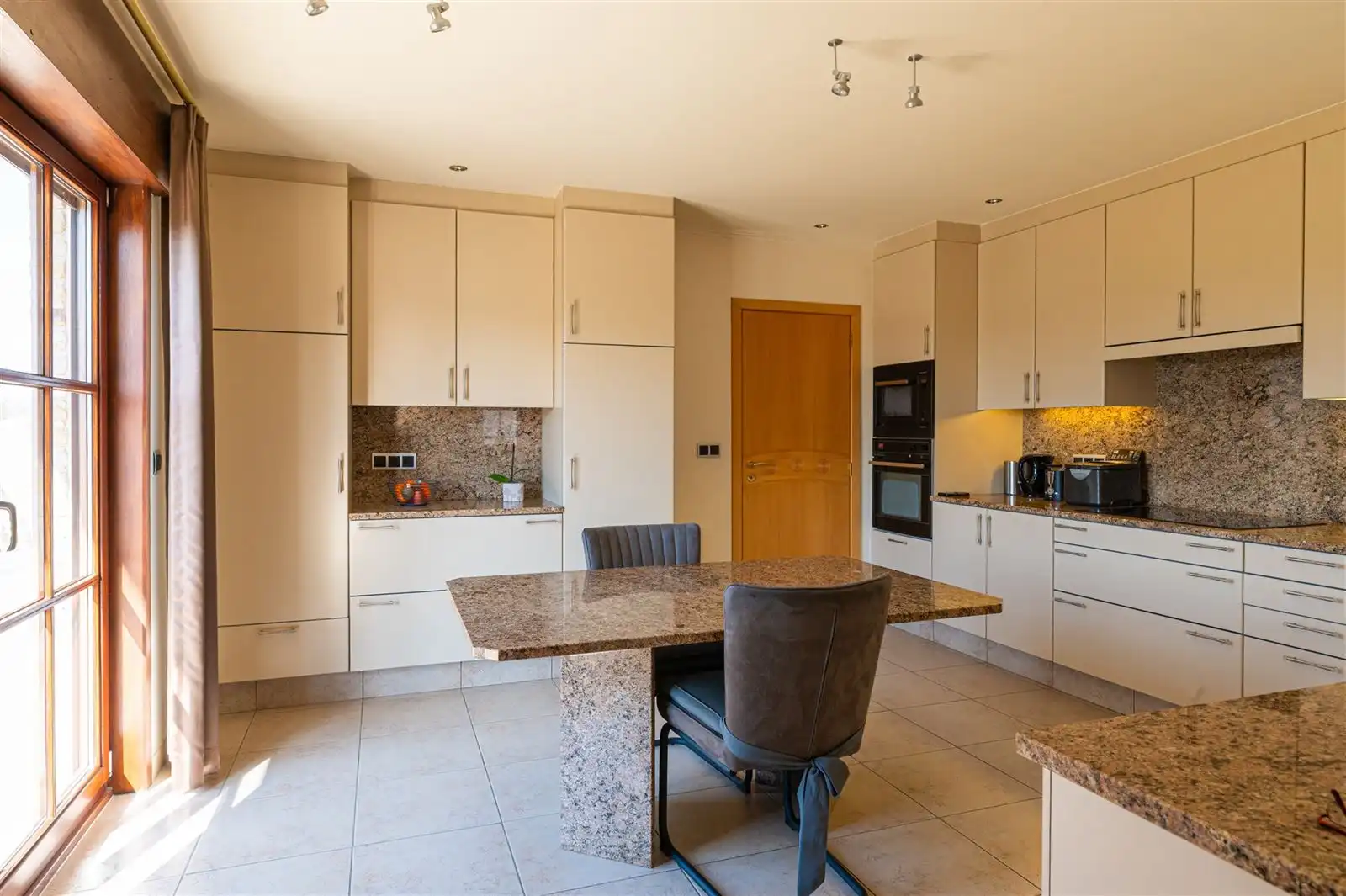 Ruime lichtrijke villa met tuin op 15are50 foto 10