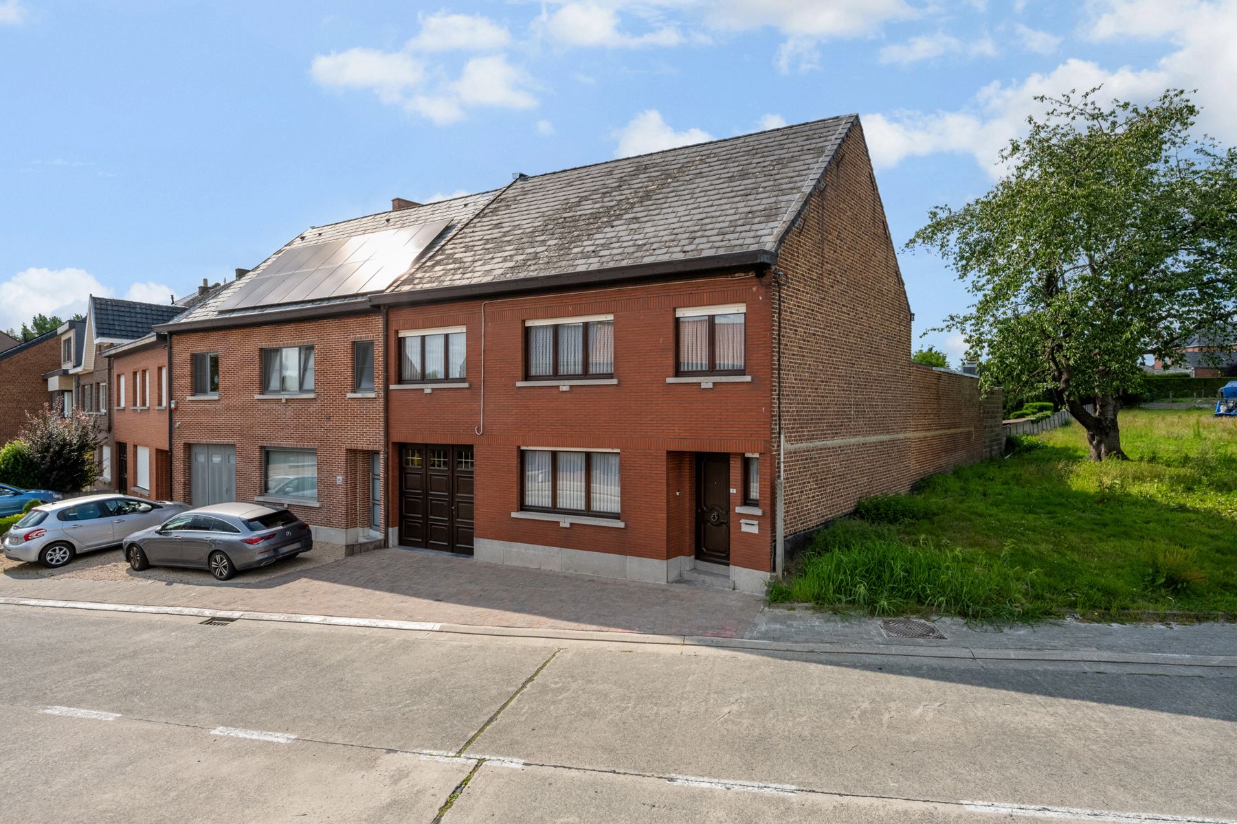Hoofdfoto van de publicatie: Te koop woning met inpandige garage, 4slpk's  en grote tuin 