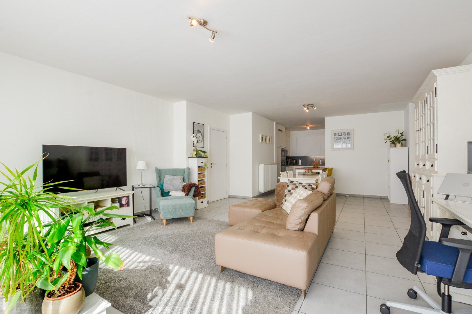 Ruim gelijkvloers appartement (118 m²) in hartje Jabbeke! foto {{pictureIndex}}