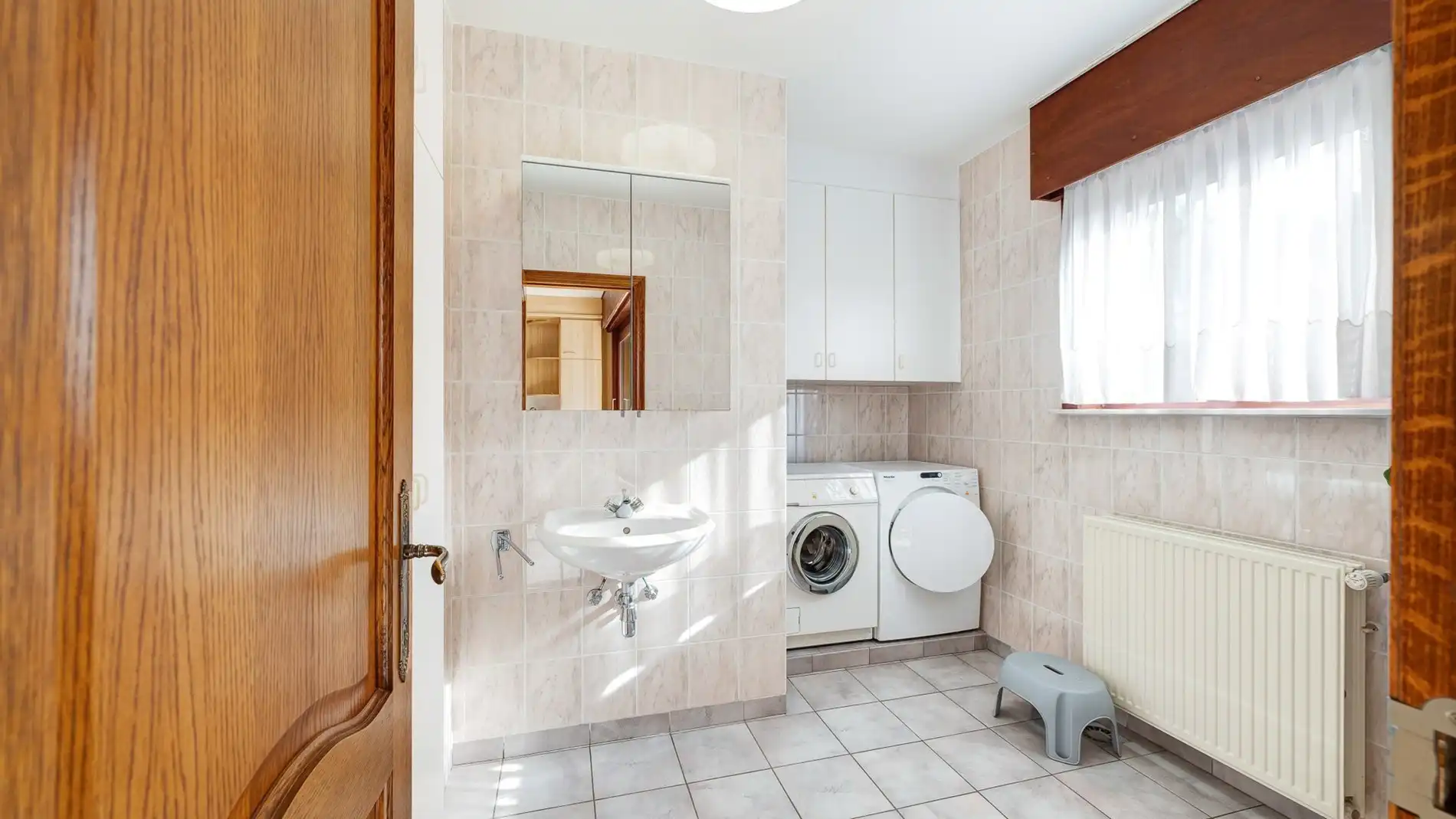 Solide en alleenstaande villa te Brugge foto 11