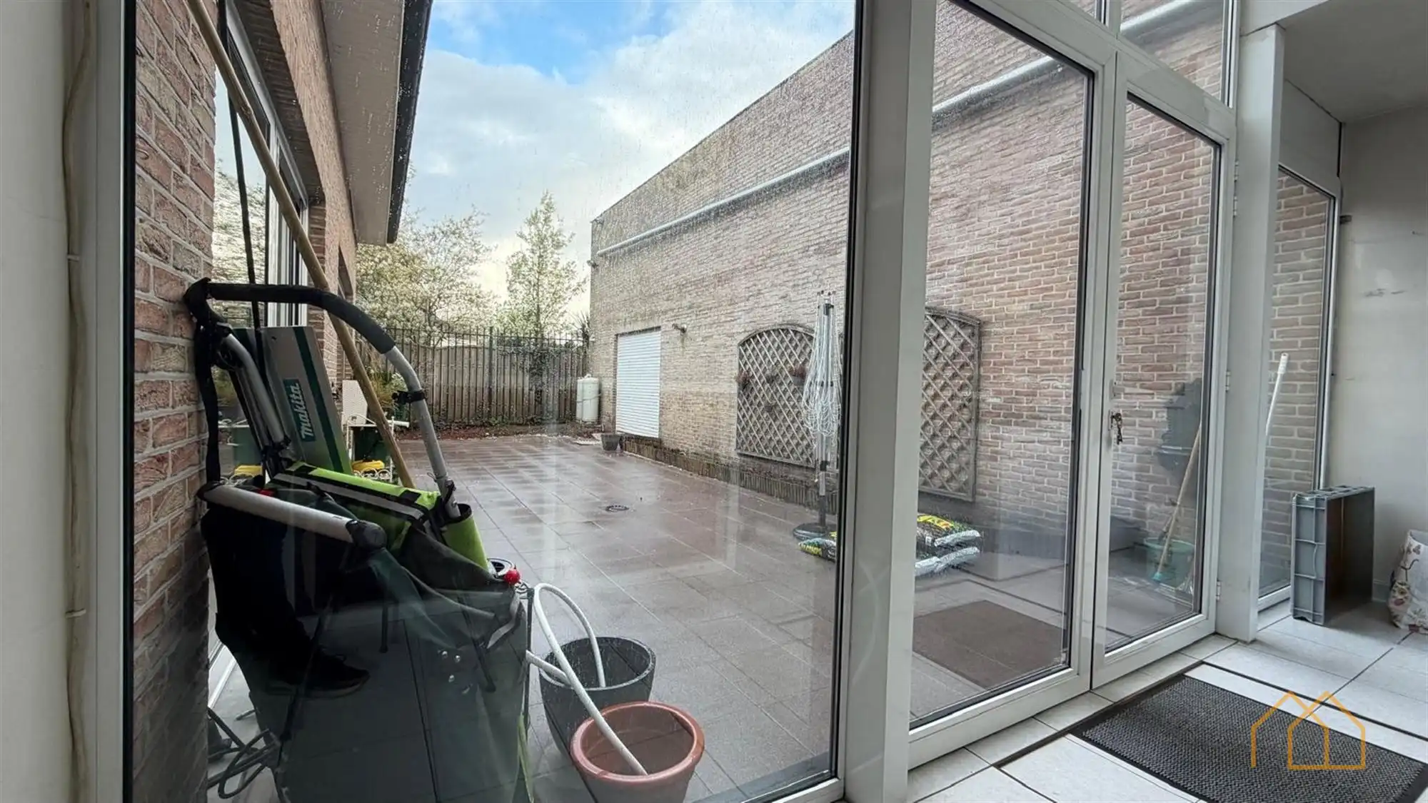 Ruime woning met burelen foto 11