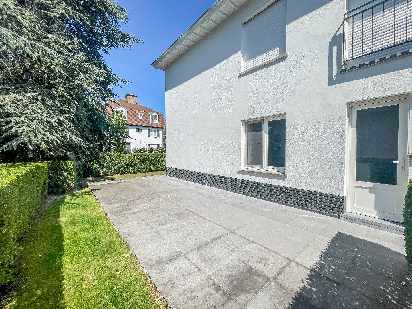 Zeer verzorgd en zonnig hoekappartement, rustig gelegen in de Koningslaan, vlakbij de winkels en de dijk. Incl. garage én staanplaats. foto 9