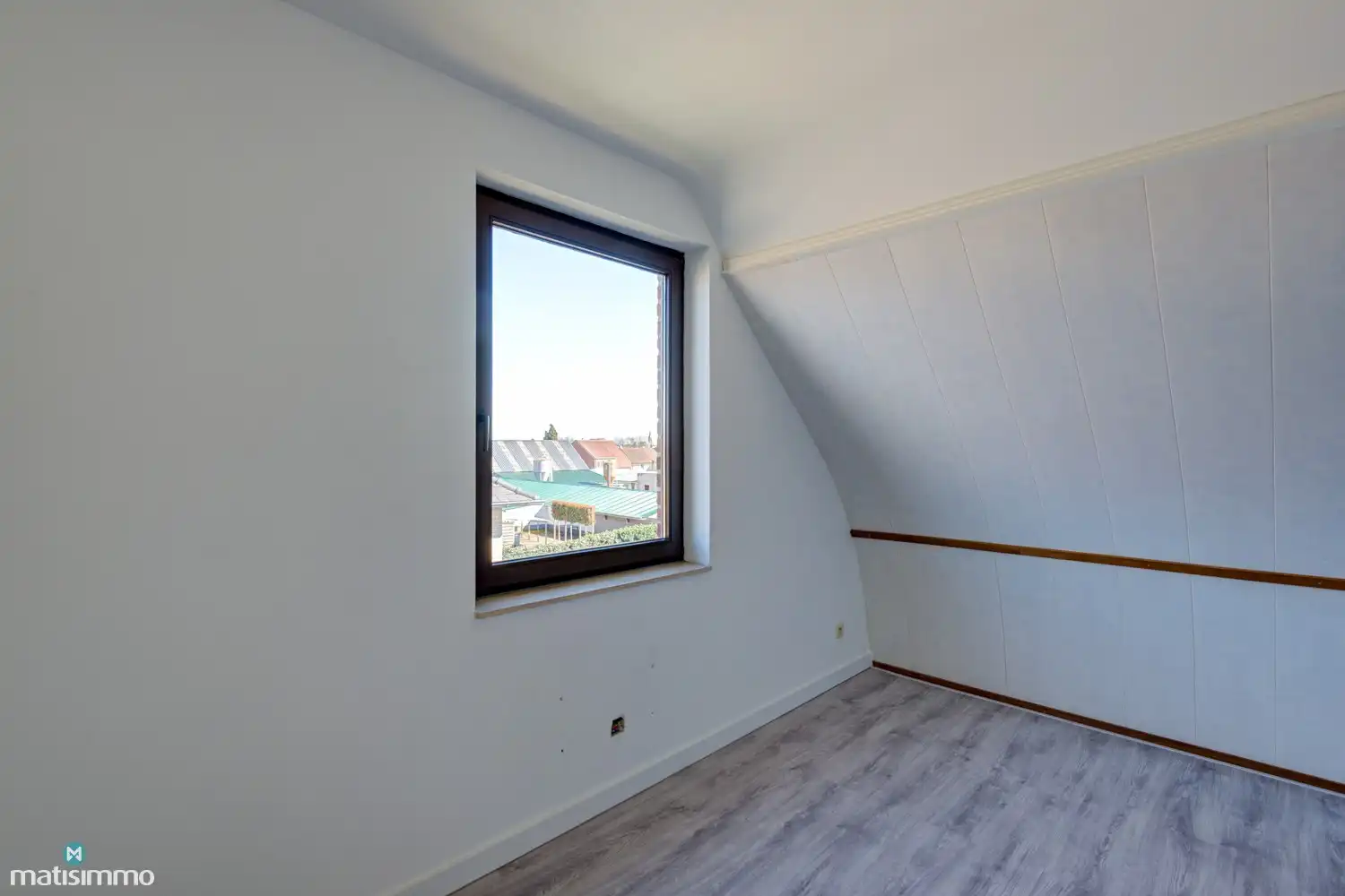 INSTAPKLAAR APPARTEMENT MET TWEE SLAAPKAMERS EN GARAGE NABIJ HET CENTRUM VAN LANAKEN foto 11