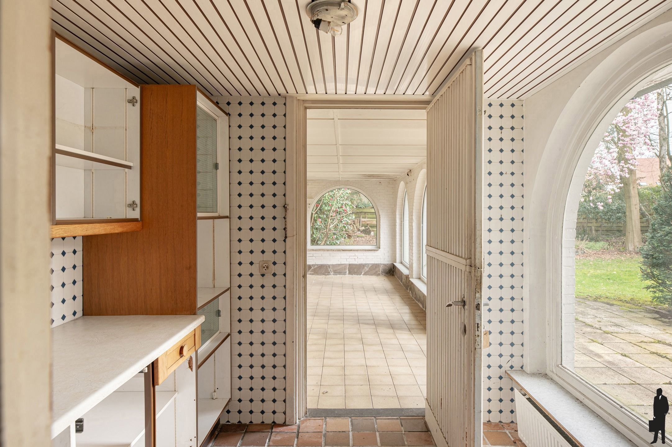 In Vriesdonk, op wandelafstand van de  openluchtschool Sint-Ludgardis gelegen, volledig te renoveren villa op ca. 1.800 m². foto 4