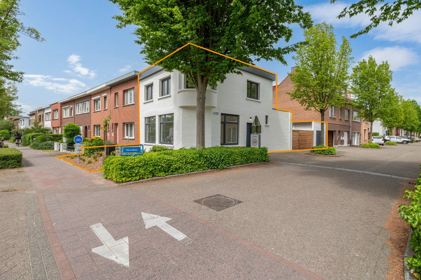 Volledig gerenoveerde, instapklare woning met 3 slpk., tuintje en garage foto {{pictureIndex}}