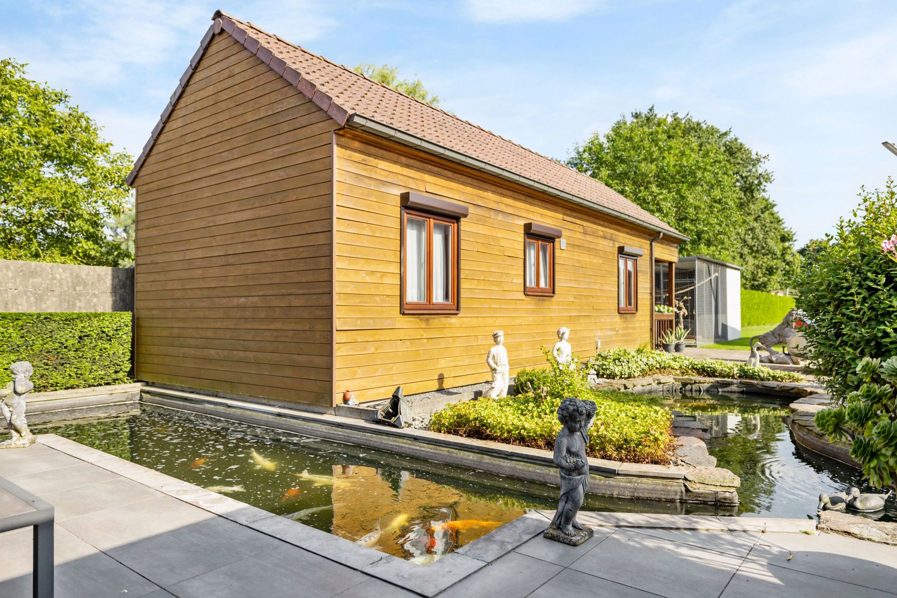 Prachtige woning met chalet en groot ingericht magazijn foto 11