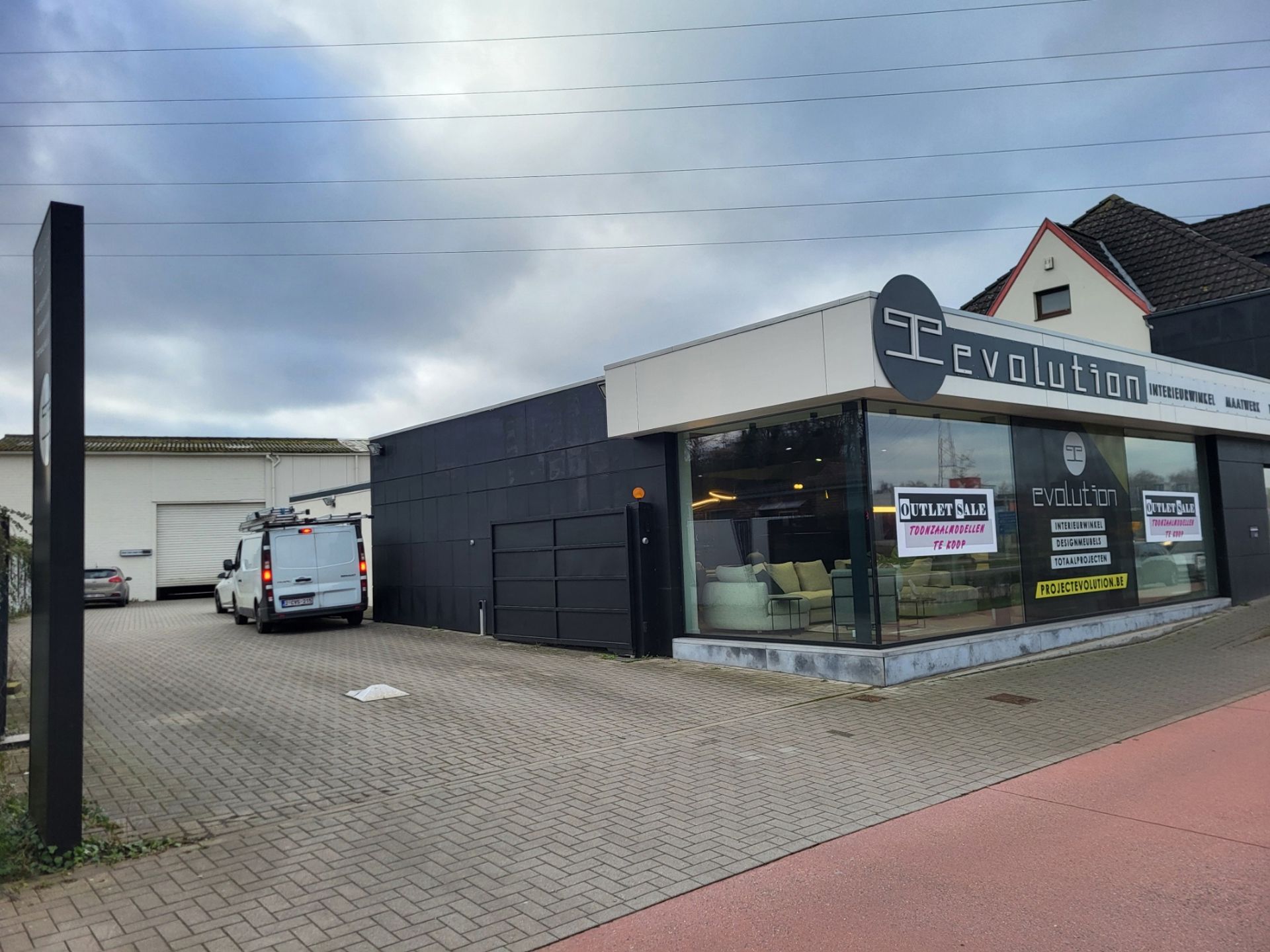 Te huur - BAANLOCATIE: winkel & showroom foto 2