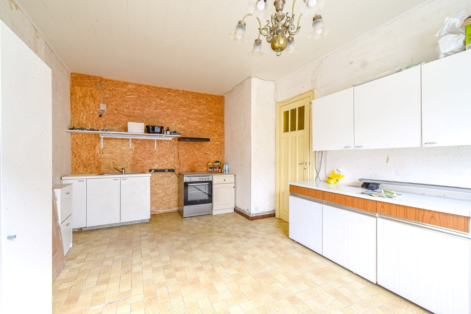 Ruime gezinswoning met 4 slaapkamers, tuin en garage – ideaal renovatieproject te Lombardsijde foto 2