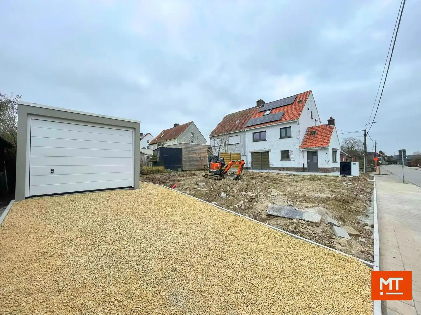 Gerenoveerde halfopen woning te huur in de dorpskern van Beselare foto 2