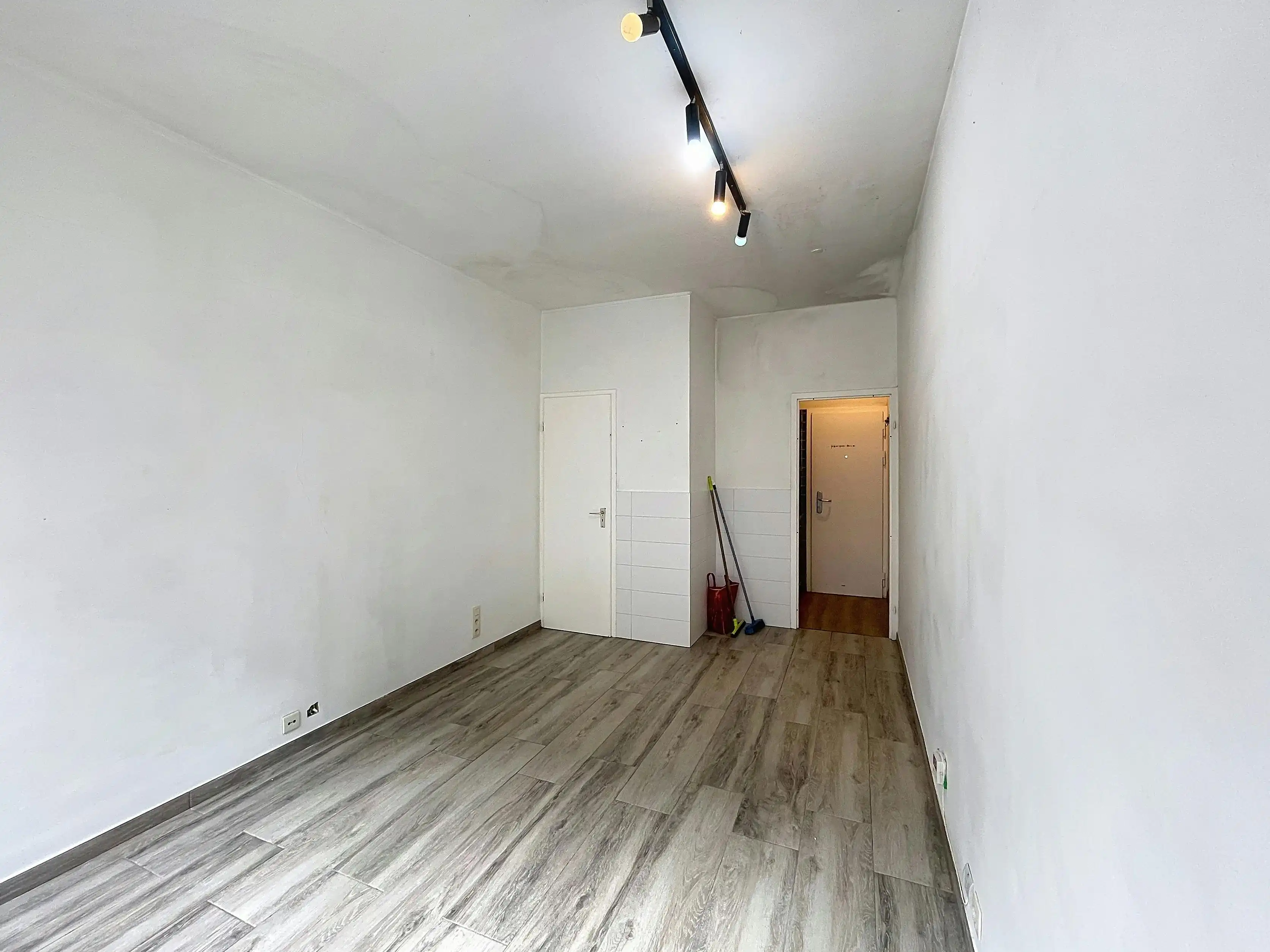 Unieke kans in Sint-Gillis! Centraal gelegen studio (23 m²) foto 3