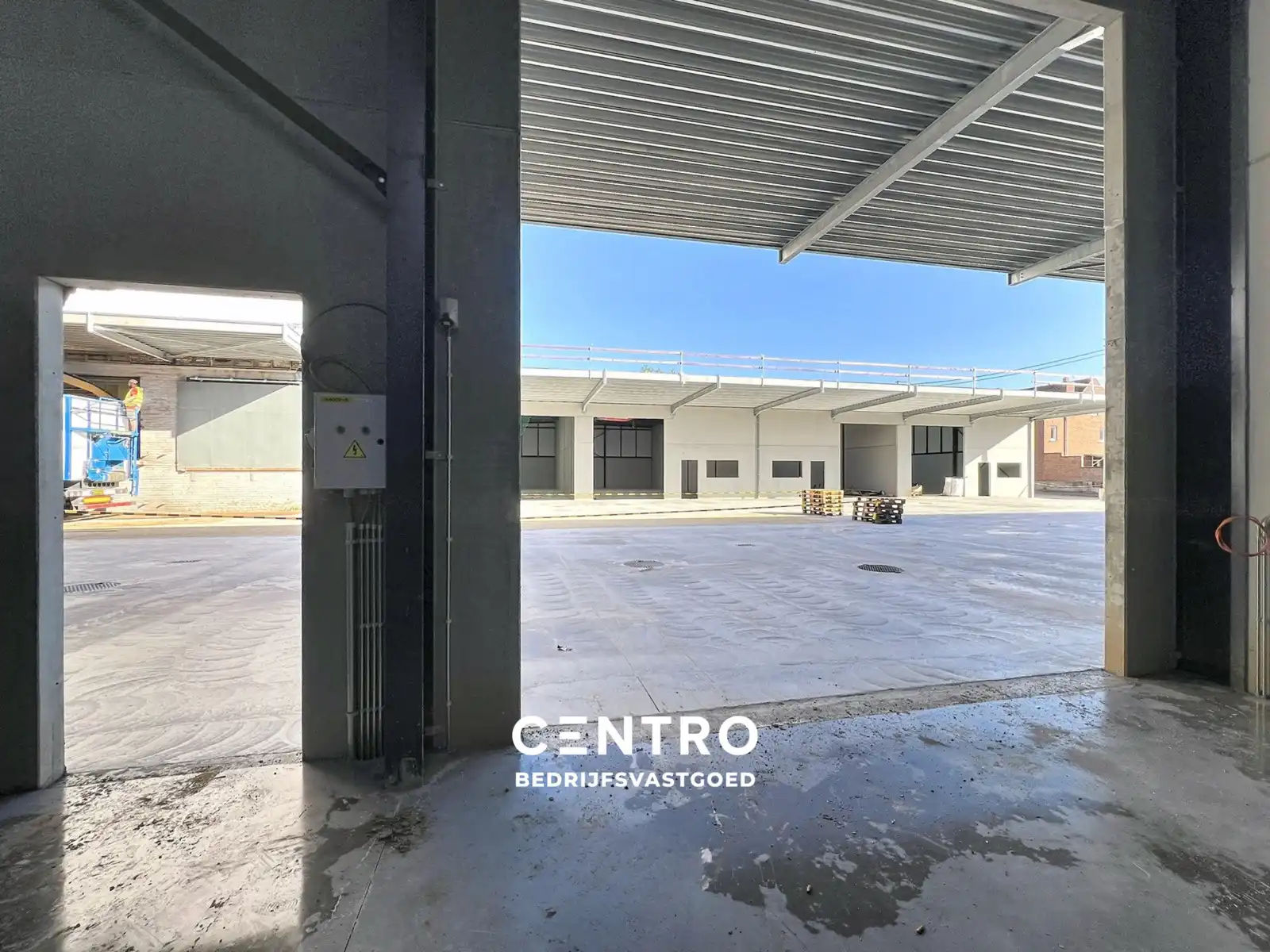Nieuwbouw KMO-units van 245m² TE HUUR (VH van 7m, 2 parkings, aparte loopdeur en raam), te Kerkhove (Avelgem). foto {{pictureIndex}}
