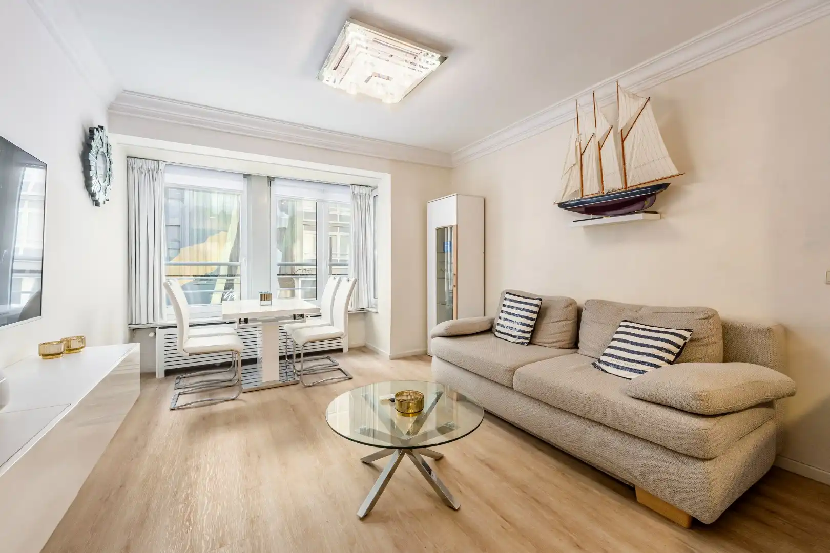 Stijlvol vernieuwd appartement, midden in het stad met lateraal zeezicht! foto 4