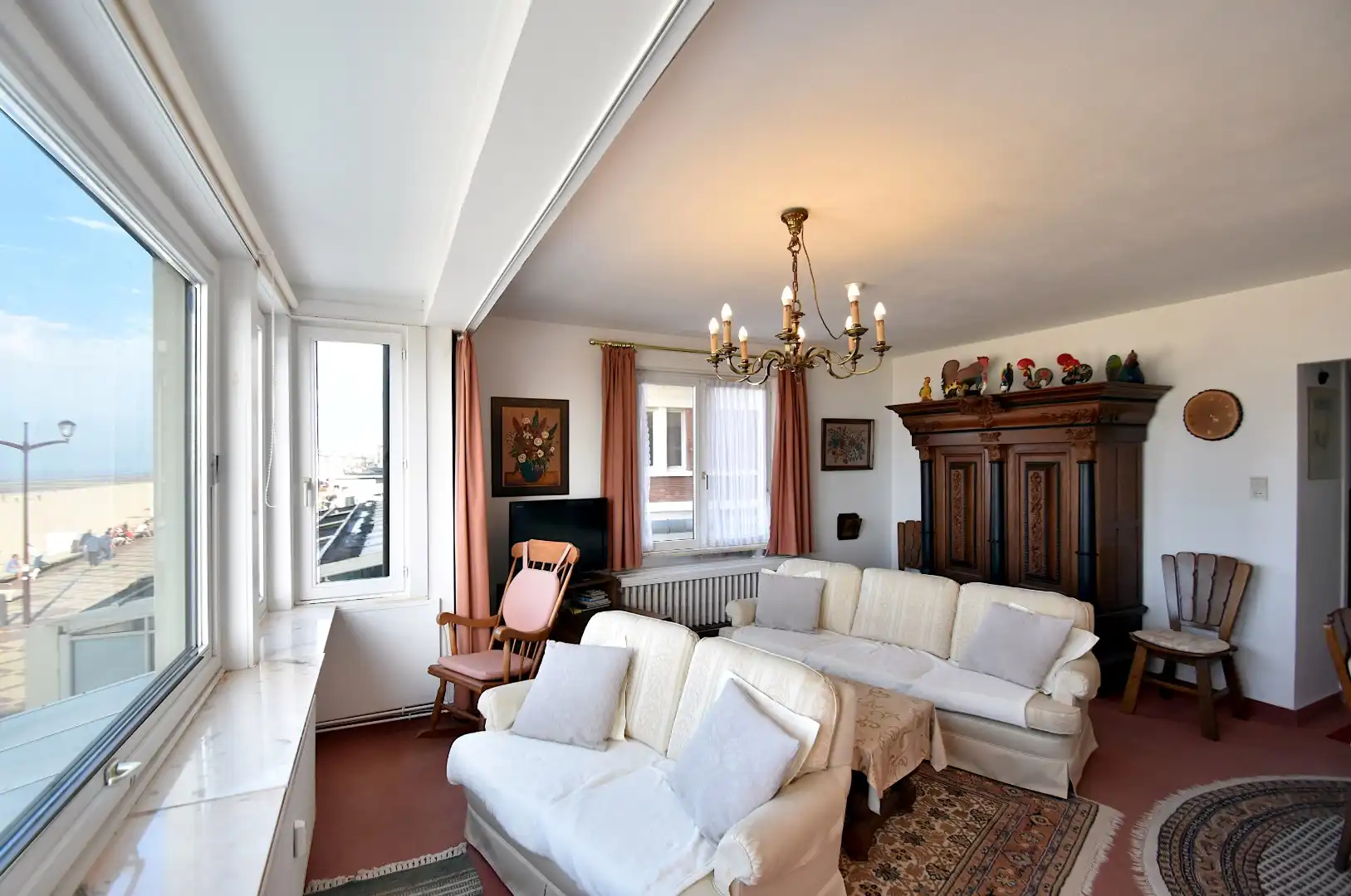 Op te frissen appartement met frontaal zeezicht op de zeedijk, De Haan foto 2