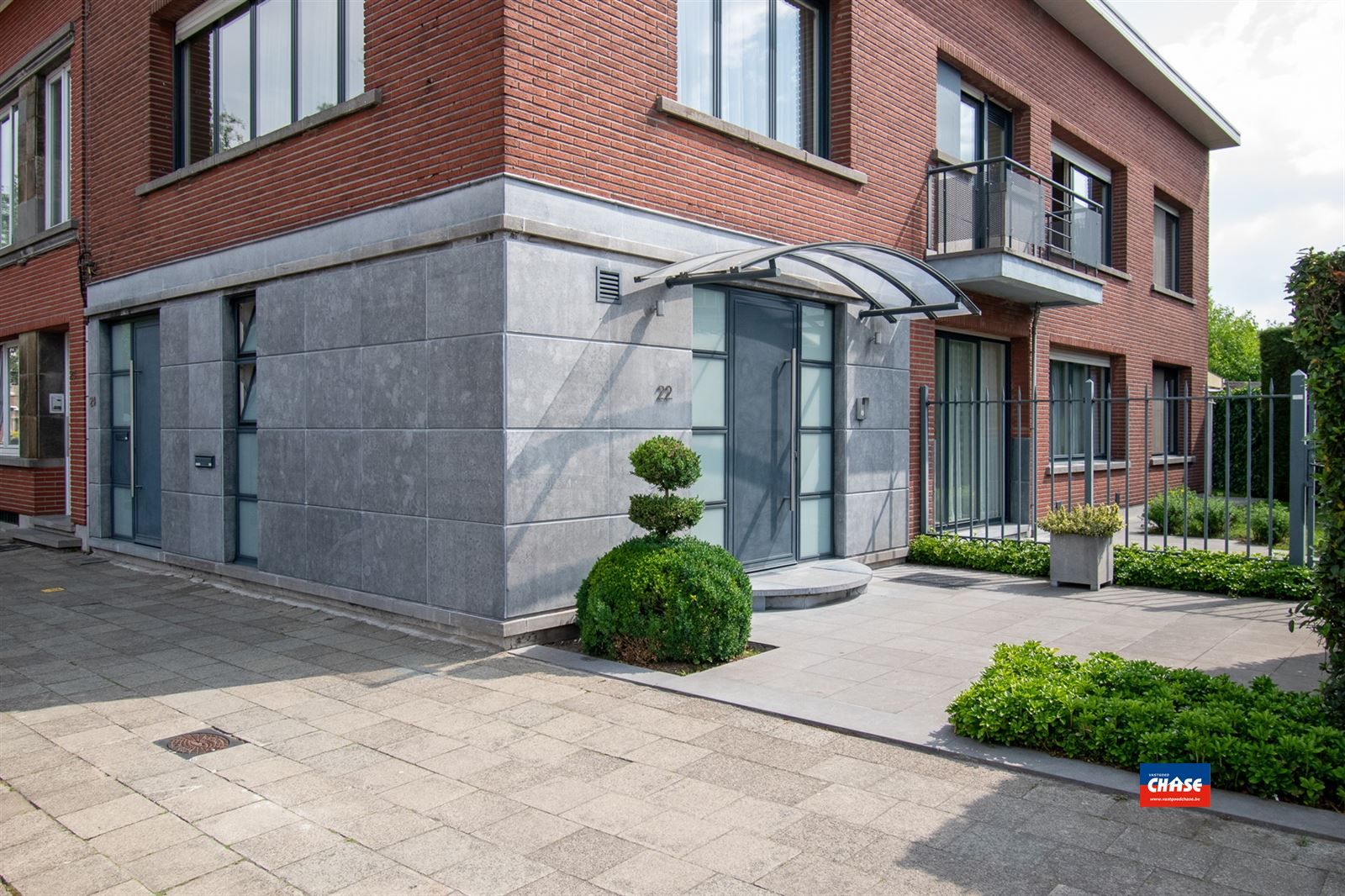 Woonhuis | twee appten + tuin + P  foto 2
