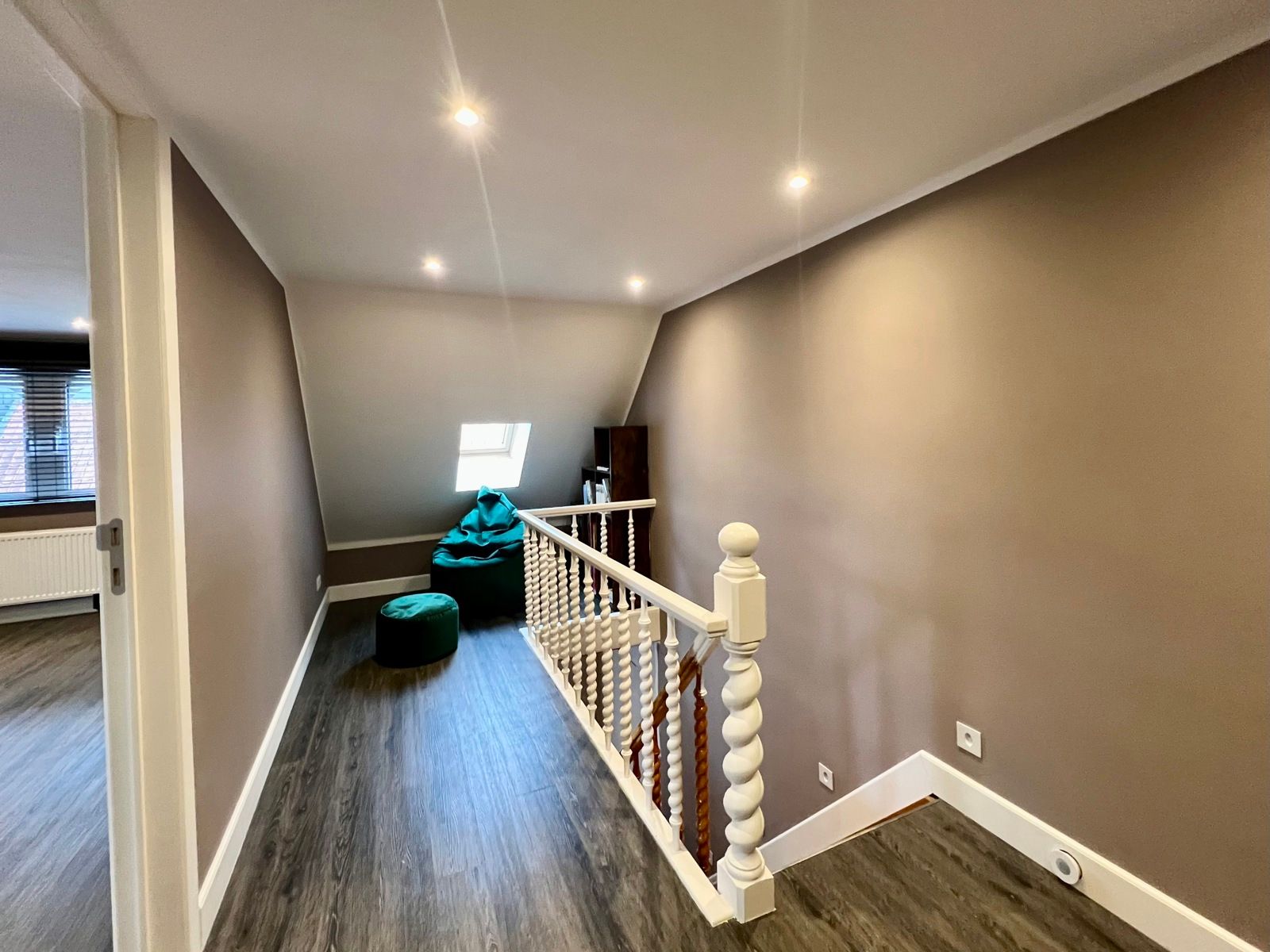 Zéér ruime gerenoveerde woning met 5 grote slaapkamers. foto 20