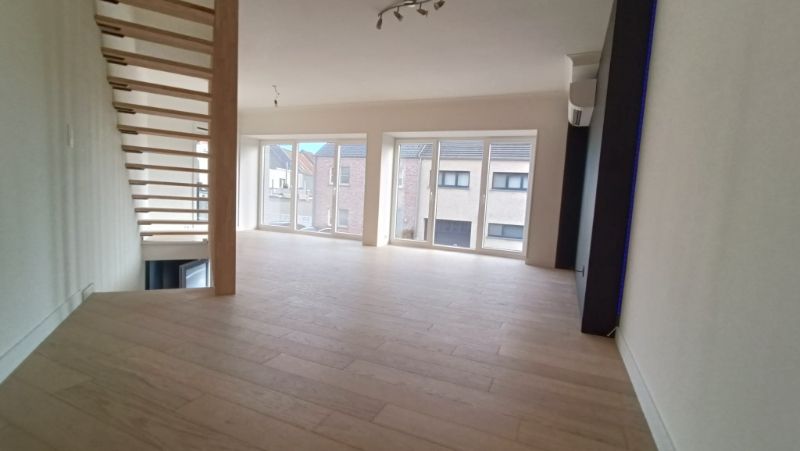 Instapklare bel-etagewoning met terras, garage en kwaliteitsvol afgewerkt foto 2