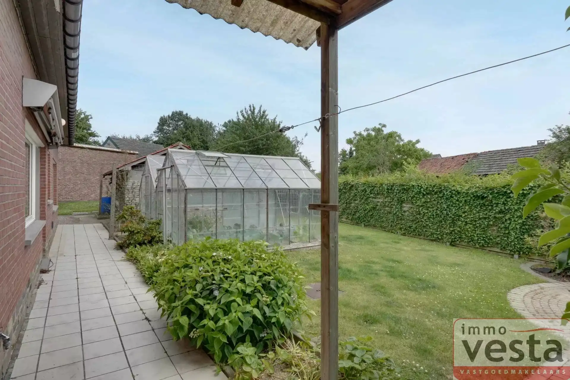Bungalow met vier slaapkamers, inpandige garage en ruime tuin in Kortessem foto 17