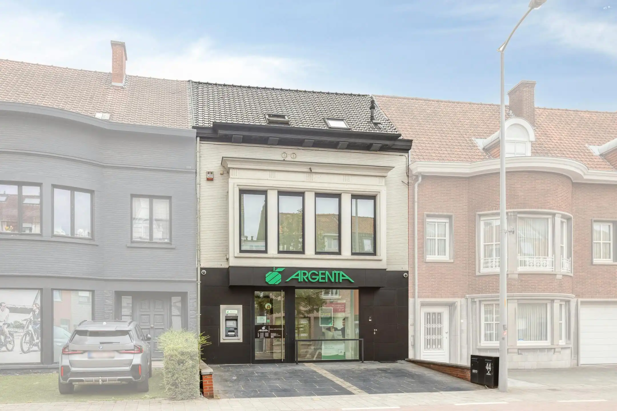 Verhuurde opbrengsteigendom met handelsruimte en duplex  foto {{pictureIndex}}