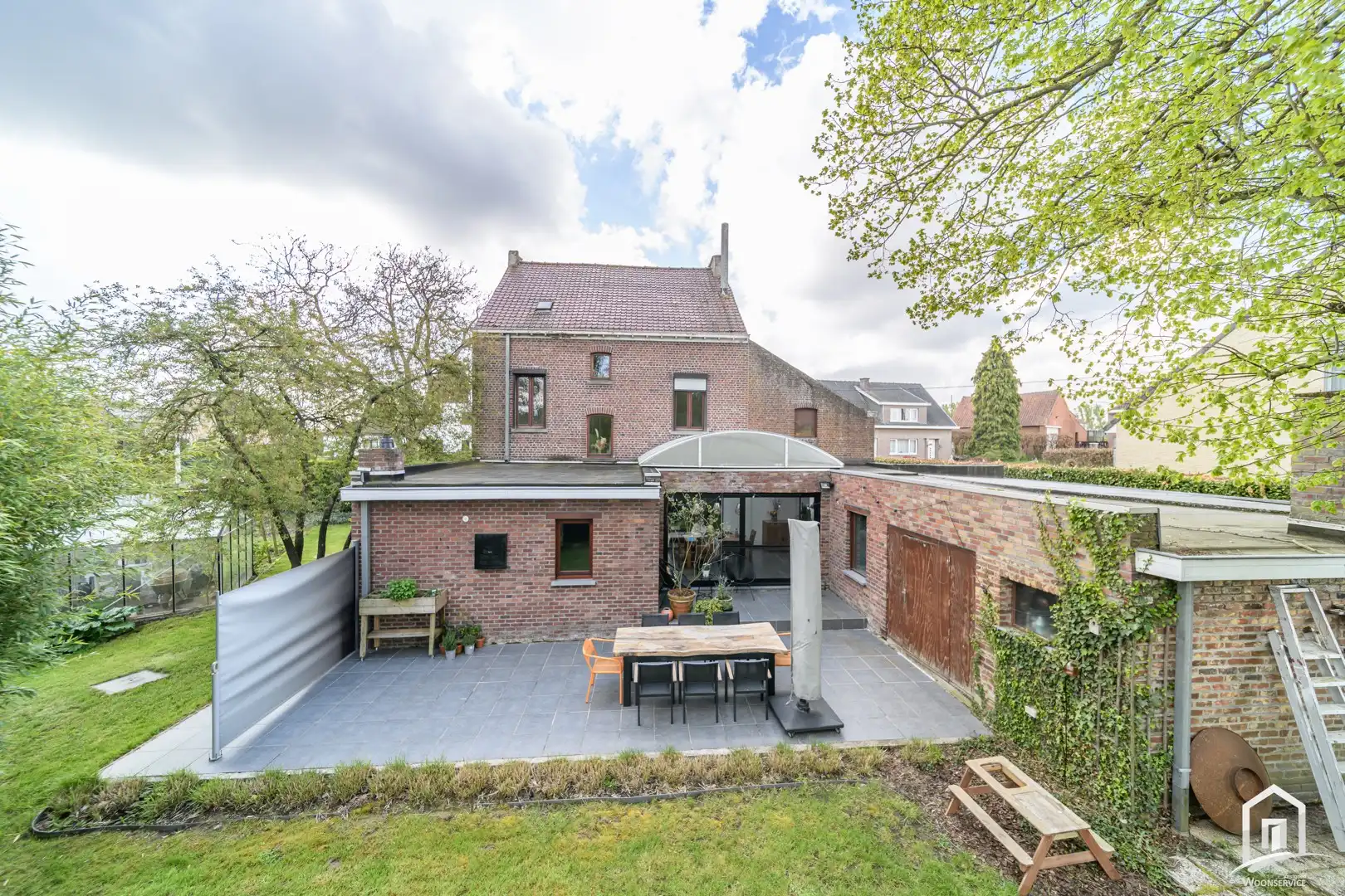 Instapklare gezinswoning op centrale locatie met ruim terras en leuke tuin foto 2