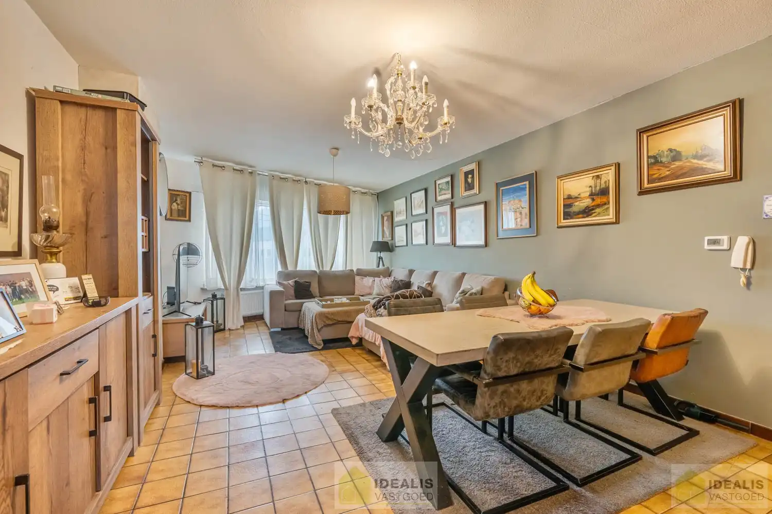 OP TE FRISSEN RUIM DUPLEX APPARTEMENT PAL IN  HET CENTRUM VAN HAMONT! Dit uiterst ruime appartement omvat maar liefst ca.142m² bewoonbare oppervlakte en is voorzien van een ruime woonkamer met aansluitend keuken, 3 aangename slaapkamers, volledig vernieuwde badkamer en terras!! Zeer geschikt voor kandidaten op zoek naar een zeer ruim appartement pal in het stadscentrum van Hamont (Hamont-Achel)! foto 7