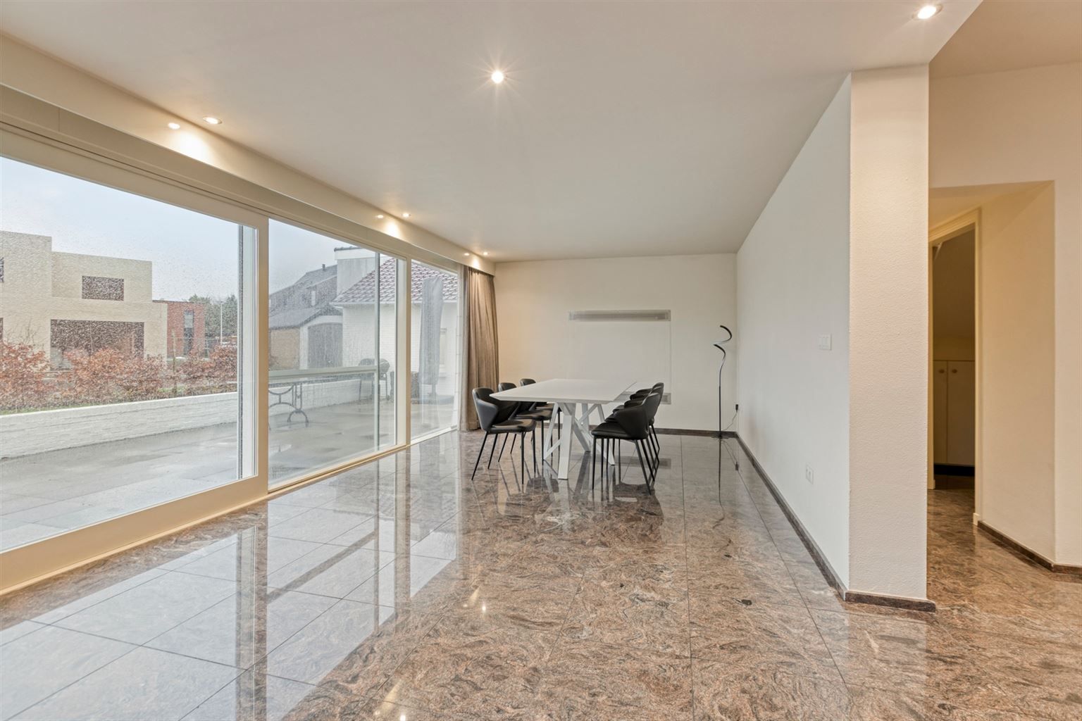 Vrijstaande woning met 3 slaapkamers, inpandige garage en een omheinde tuin, rustig gelegen nabij het centrum van Maaseik. foto 10