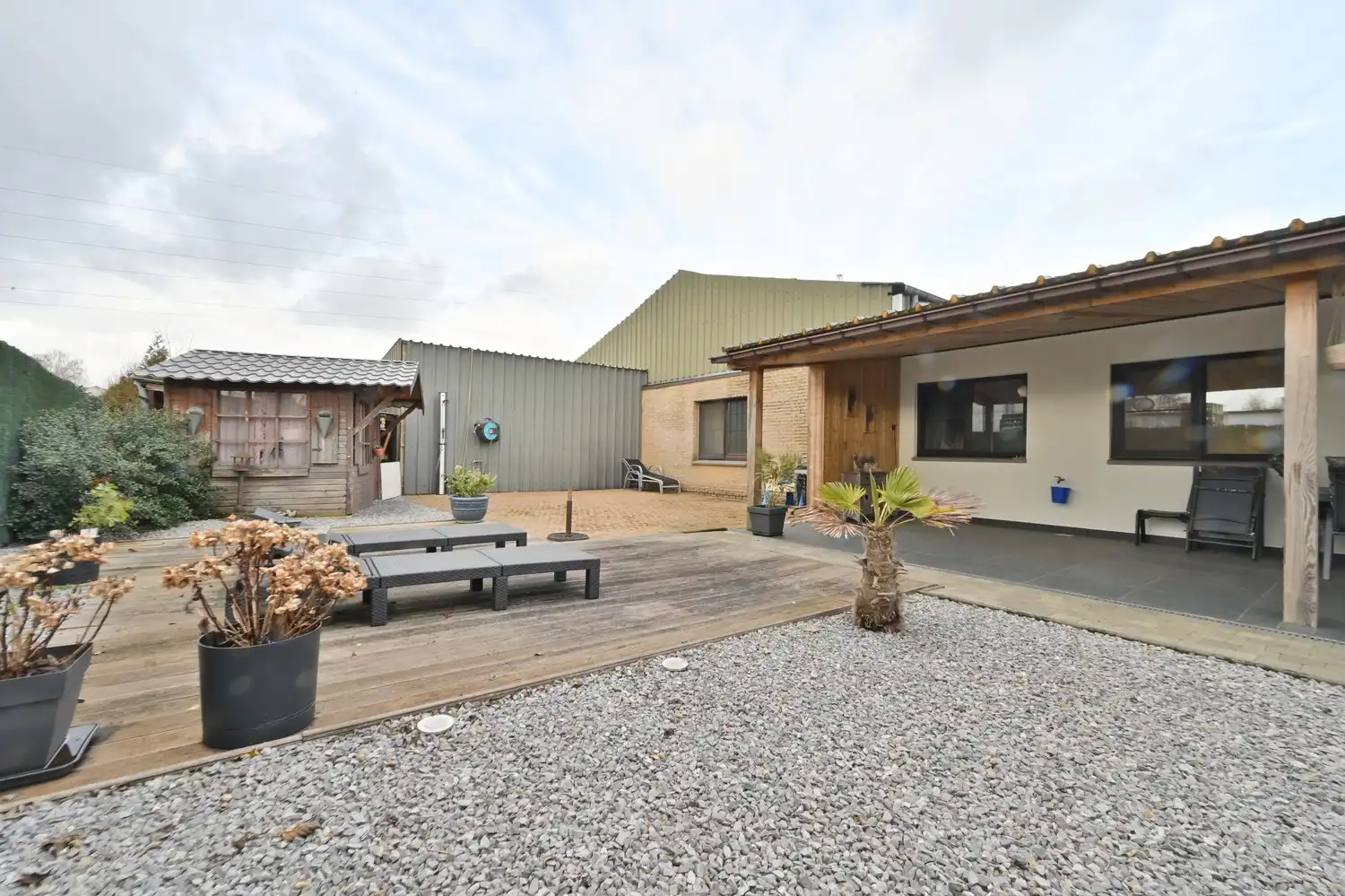 Woning met bedrijfshal op volledig omheind perceel foto 7