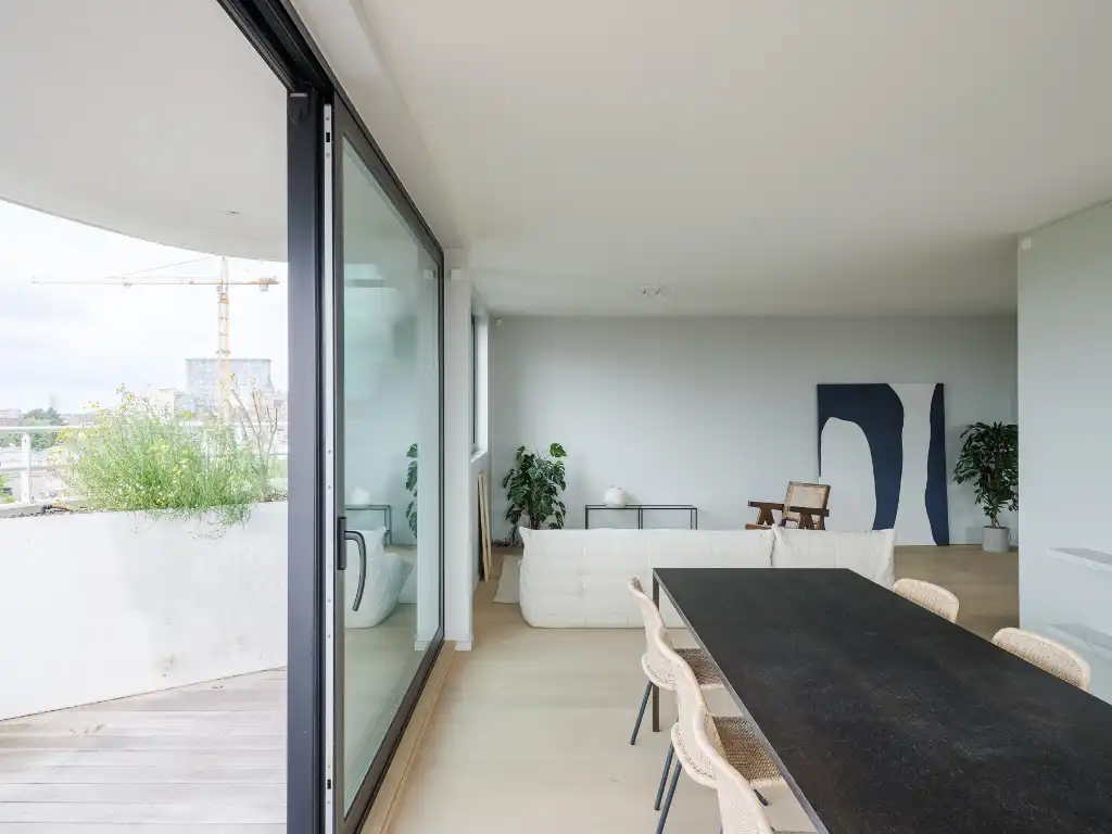 Luxueus en lichtrijk 2-slaapkamer appartement met ruim terras foto {{pictureIndex}}