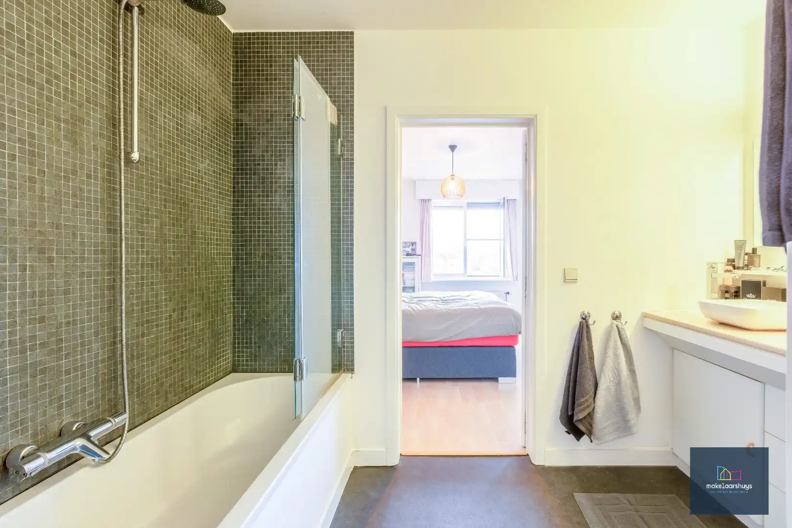 Heel ruime instapklare woning in rij  met zonneterras en 2 staanplaatsen foto 18