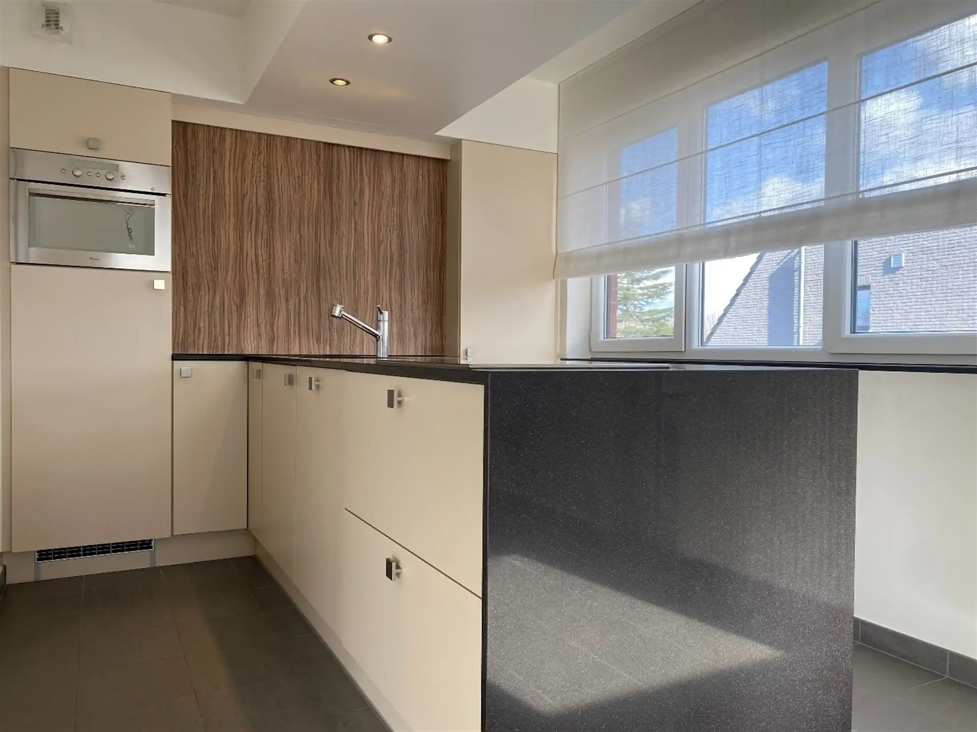 Instapklaar appartement met terras en garage. foto 9