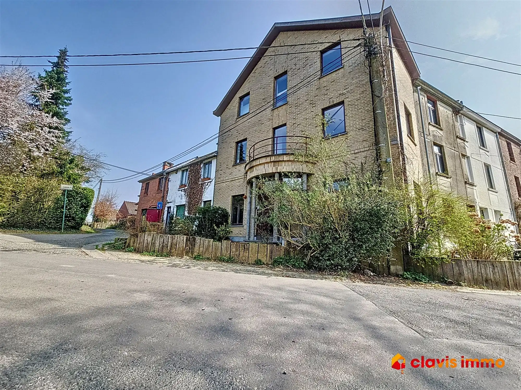 Appartementsgebouw met twee eenheden en huisje foto 29