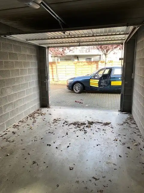 Gesloten garagebox op gelijkvloers, met elektriciteit en verlichting foto 6