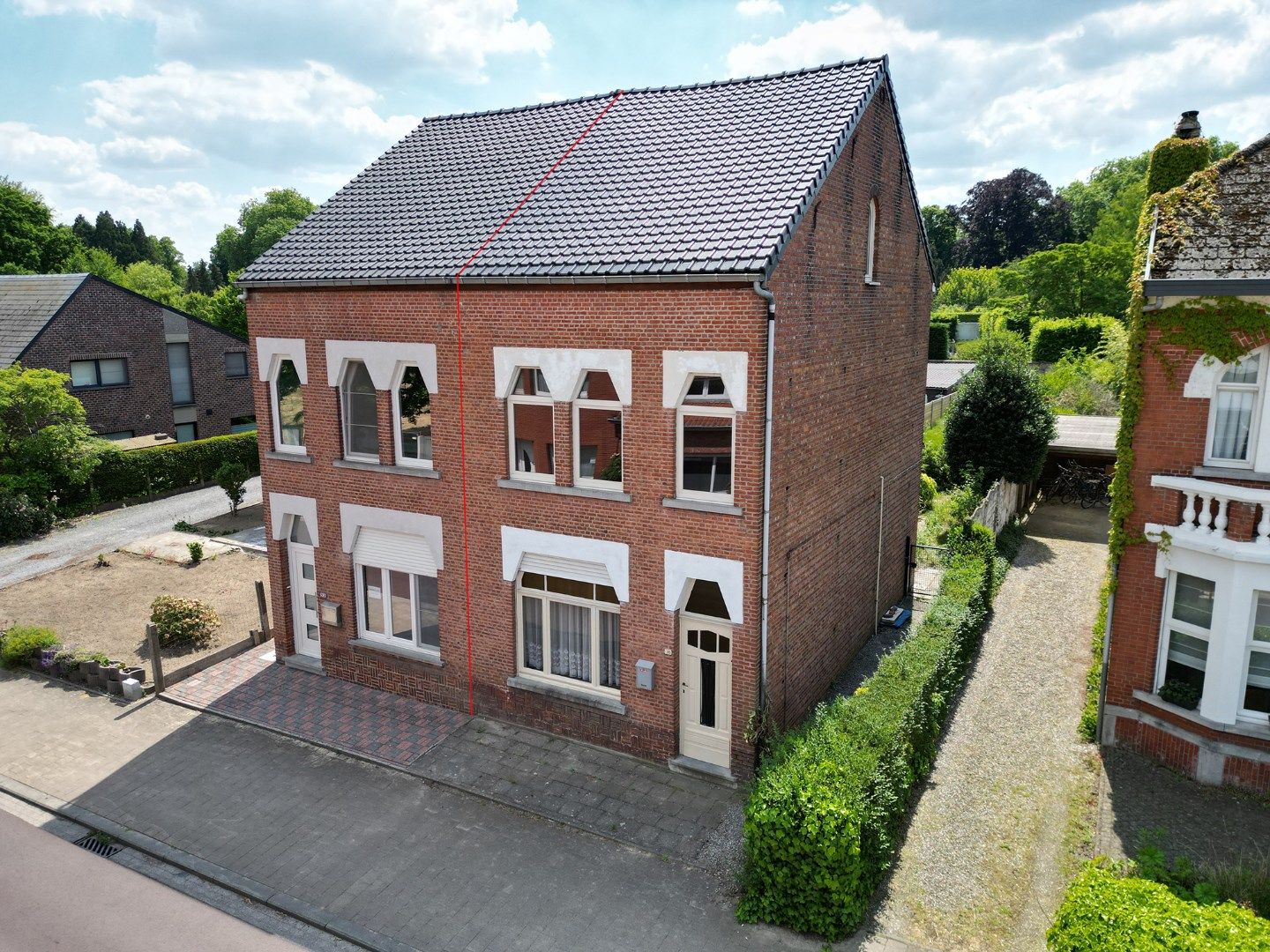 Hoofdfoto van de publicatie: Ruime half open bebouwing met tuin en garage