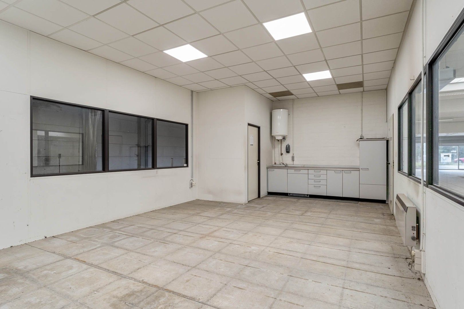 Bedrijfsgebouw (showroom/magazijn) met appartement gelegen op een perceel van 33a 50ca! foto 12
