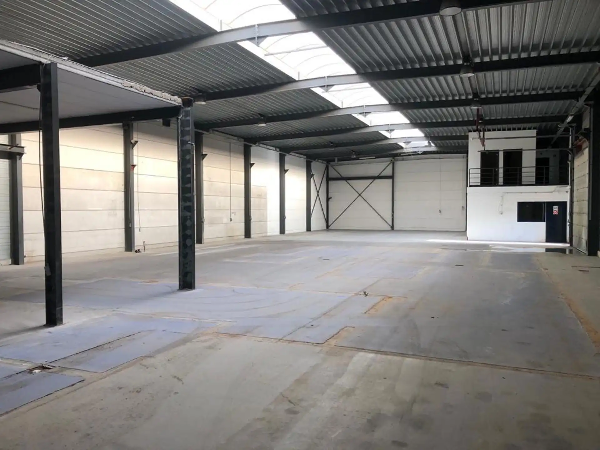 Magazijn met kantoor te Lint foto 3