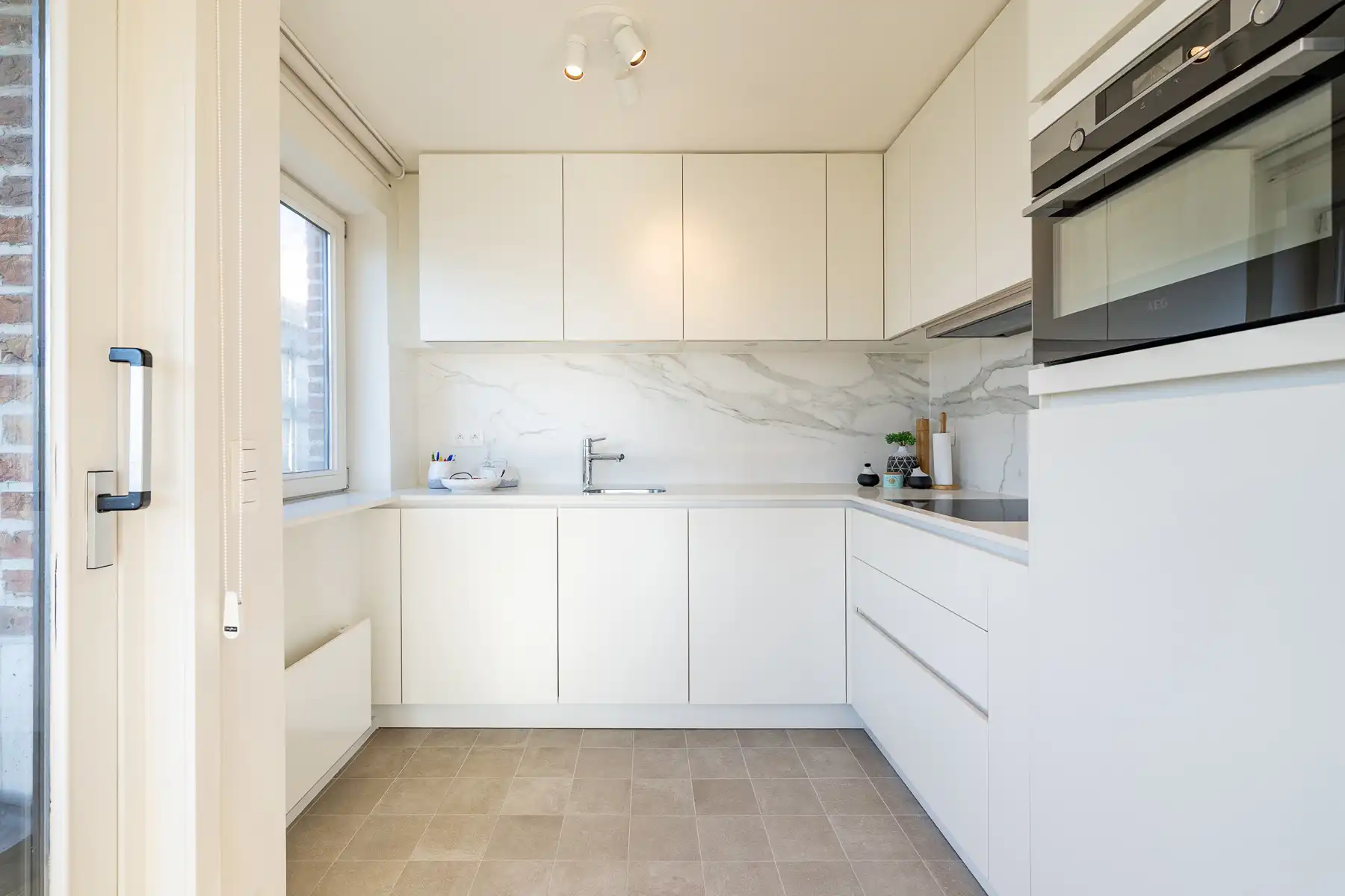 Gerenoveerd en gemeubeld appartement op toplocatie - Open zicht foto 6