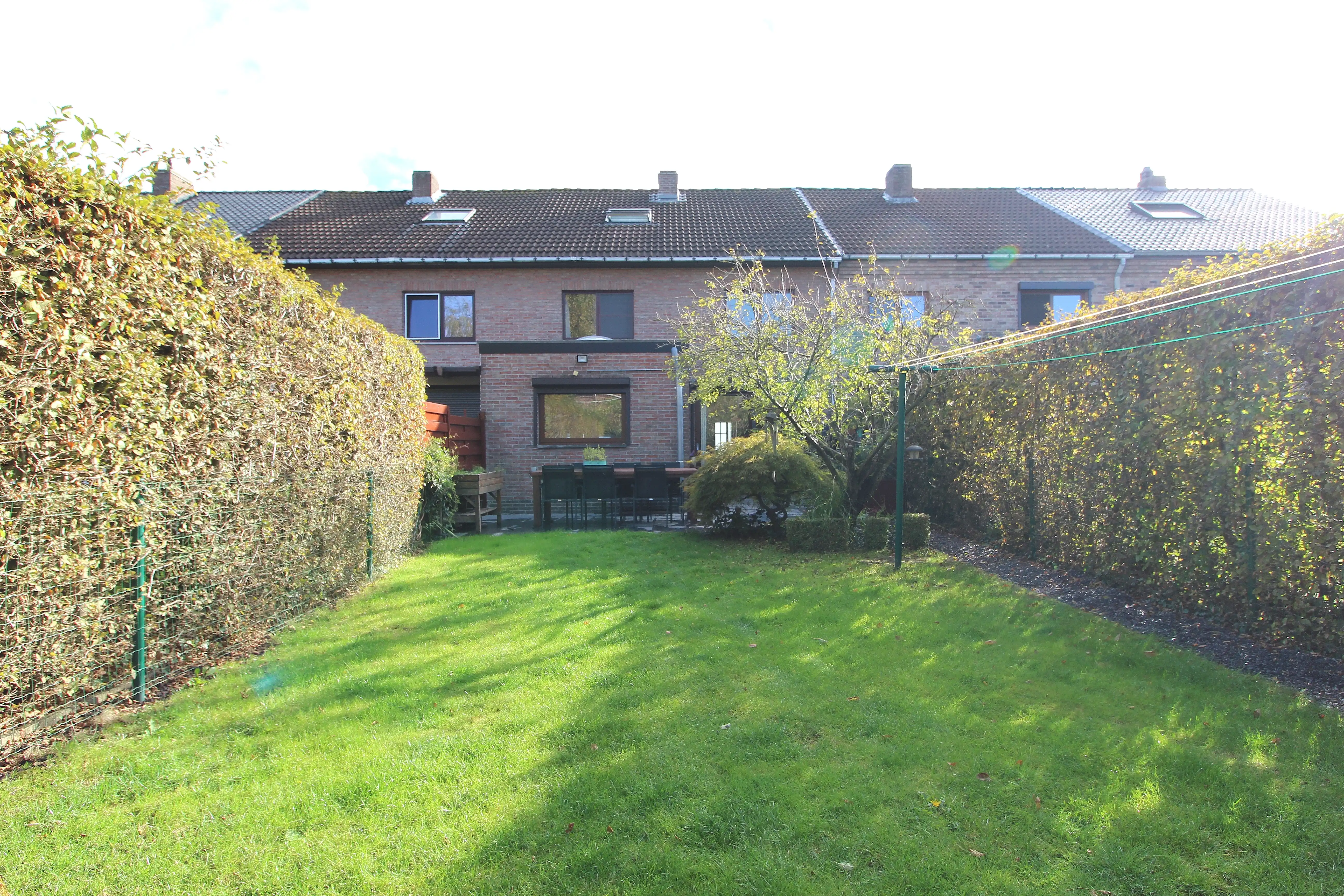 Instapklare, gesloten, bebouwing in residentiële woonwijk foto 25