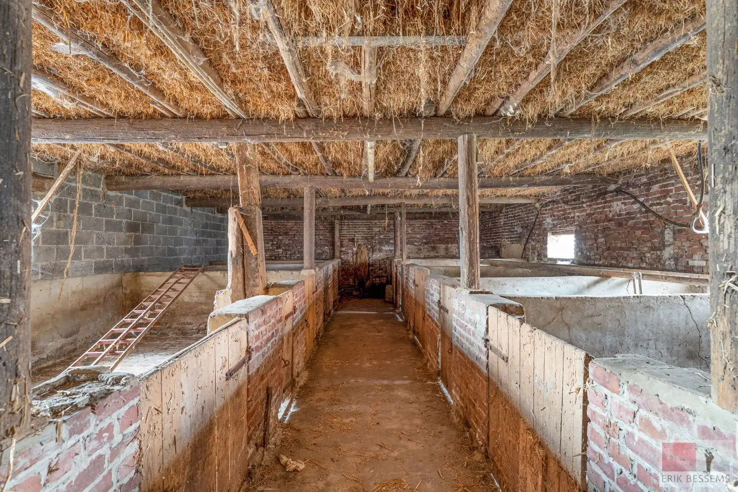 Gedeeltelijk gerenoveerde (vierkants)hoeve, met een potentieel woonoppervlakte van 547m² gelegen op een perceel van 1366m². foto 25