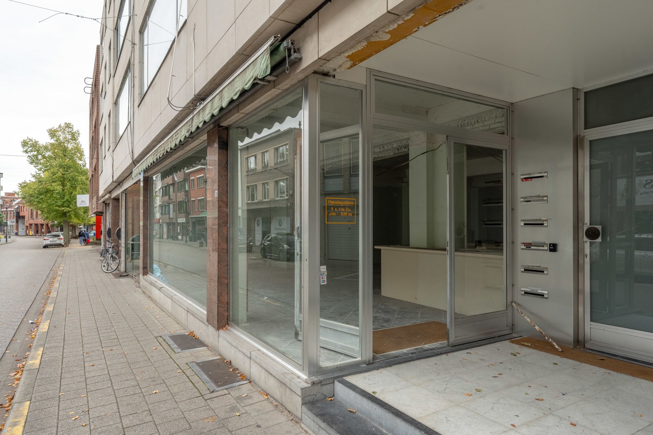 Ruim handelspand met mooie vitrinebreedte, op toplocatie! foto 3