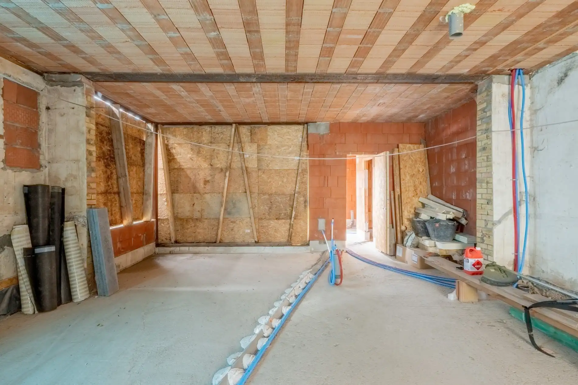 Halfopen woning met grote tuin in ruwbouwfase foto 6